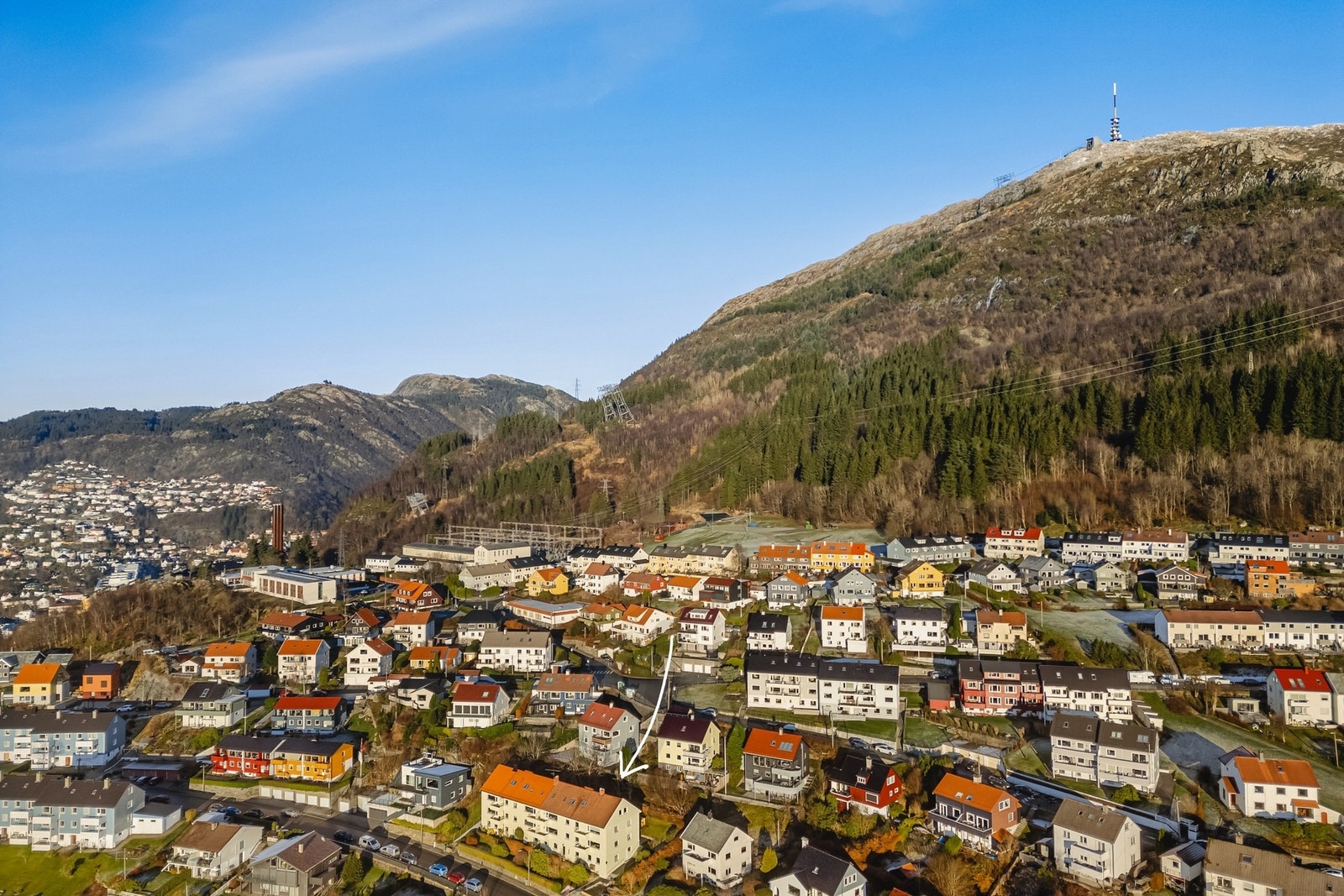 Sollien 27 ligger i et attraktivt og veletablert boligområde på Landås. Galleribilde