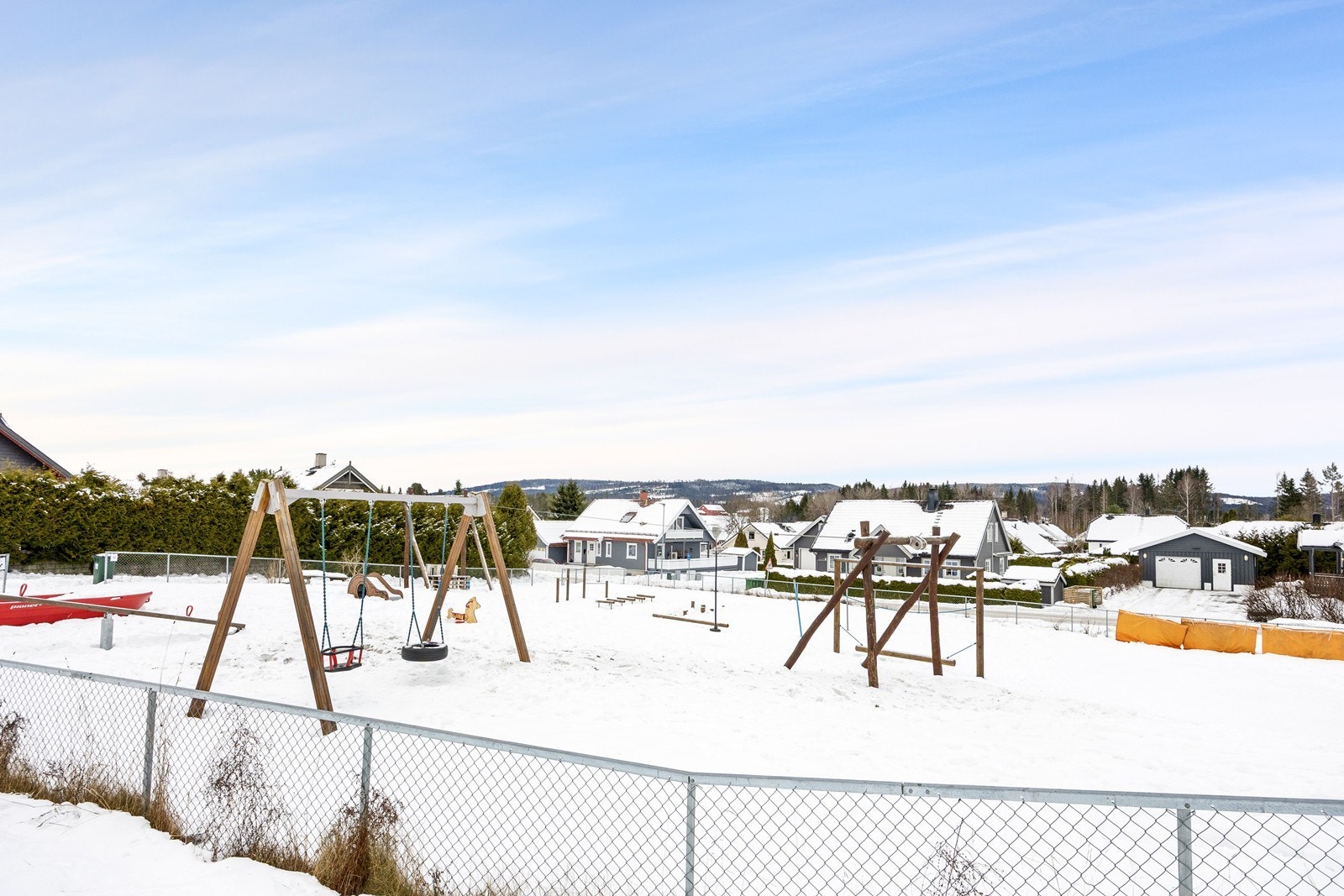 I umiddelbar nærhet ligger en felles lekeplass til stor glede for våre minste. Galleribilde