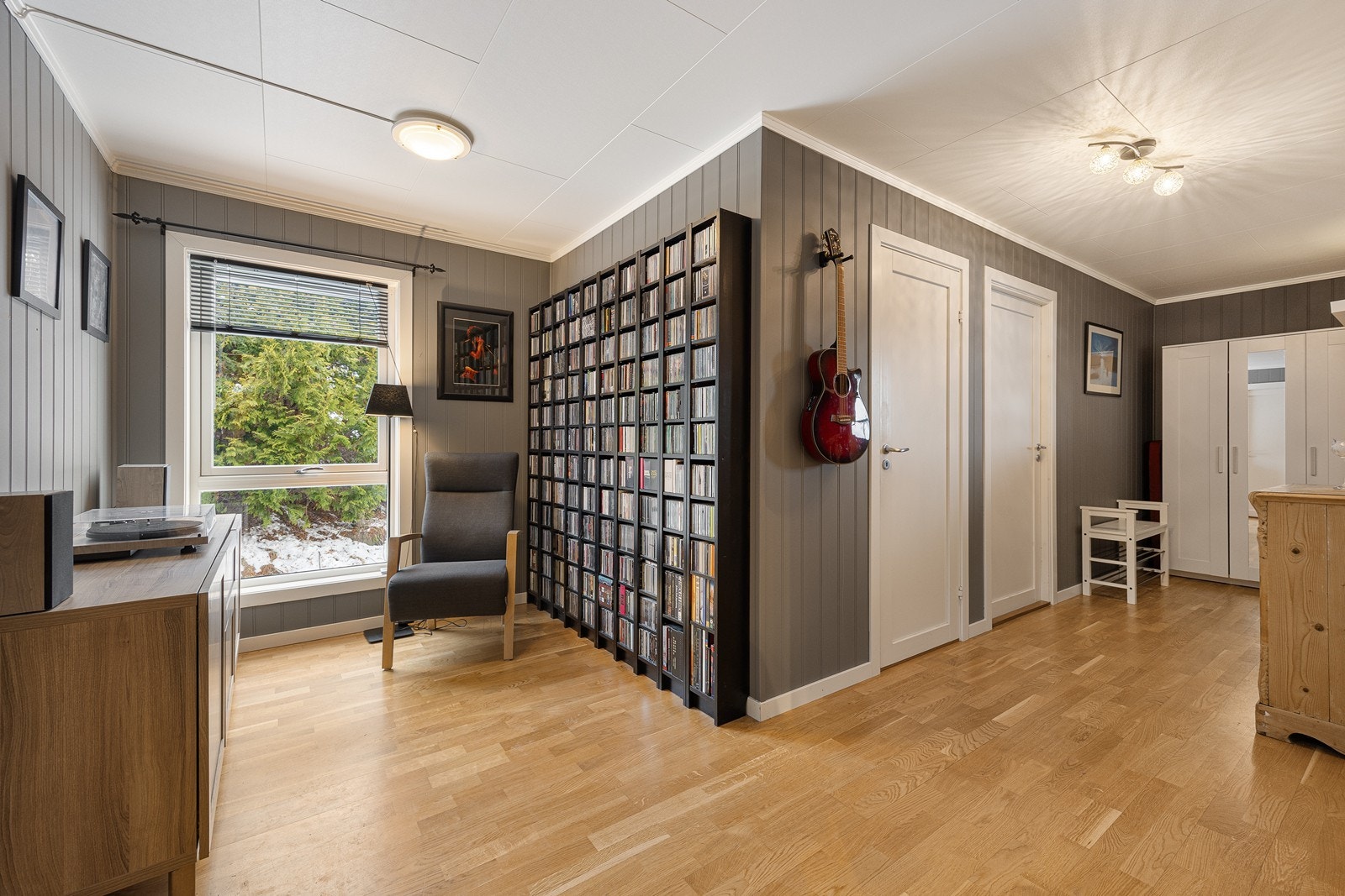 Entréen går over i en romslig gang med ytterligere plass til ønsket oppbevaringsmøblement. Tilliggende entréen/gangen er også en praktisk innebod. Galleribilde