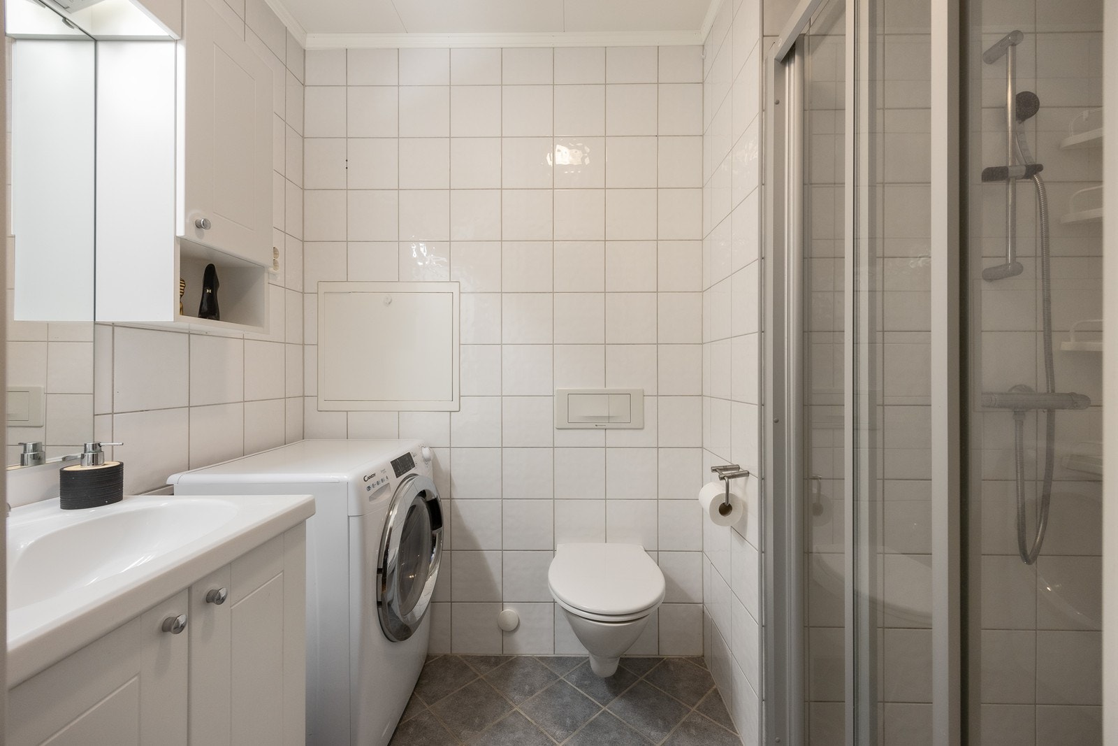 Det helflisede badet fremstår pent og velholdt, og har lun varme i gulvet. Galleribilde