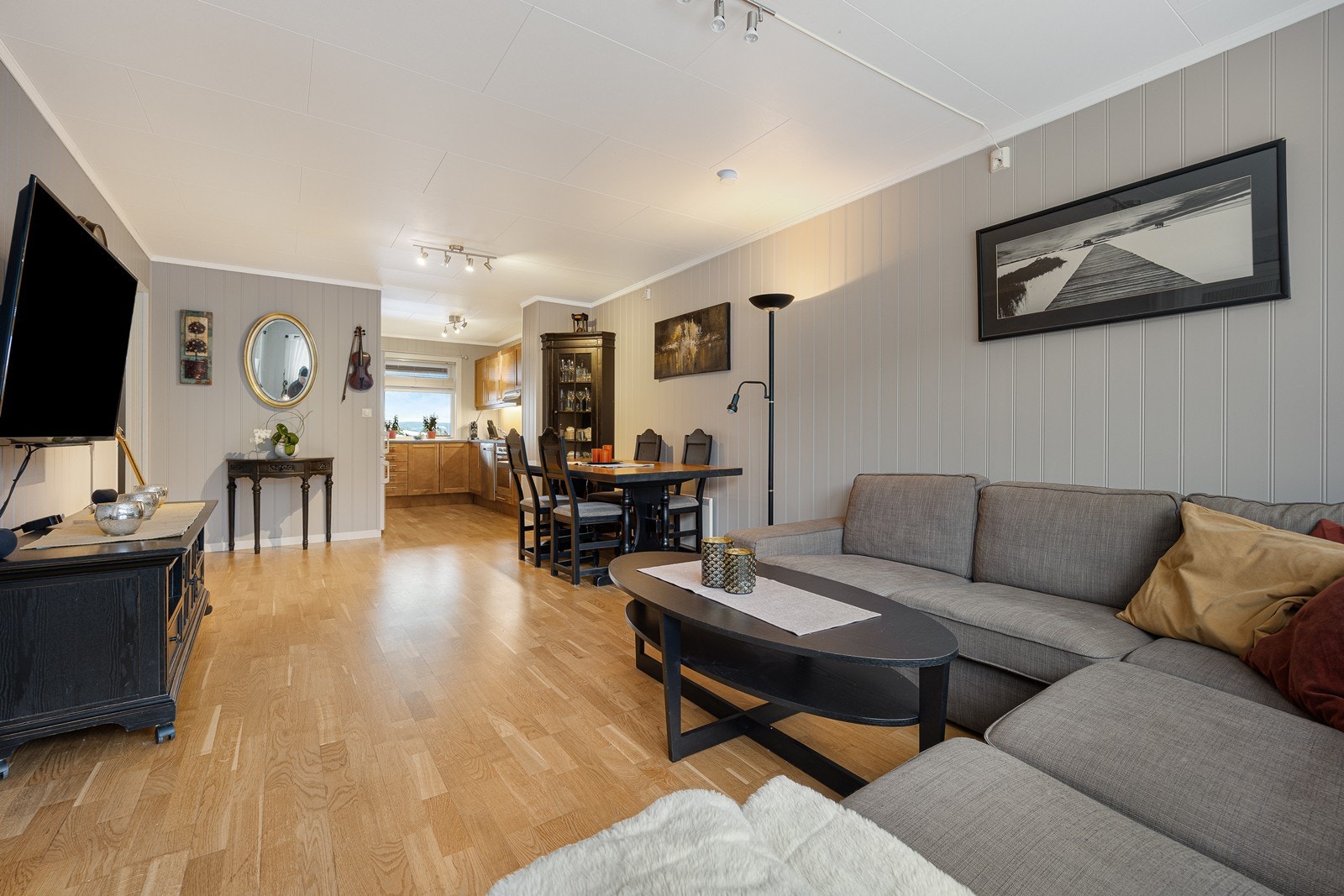 Stue og kjøkken ligger i en åpen og sosial løsning, med kjøkkensonen delvis skjermet. Galleribilde