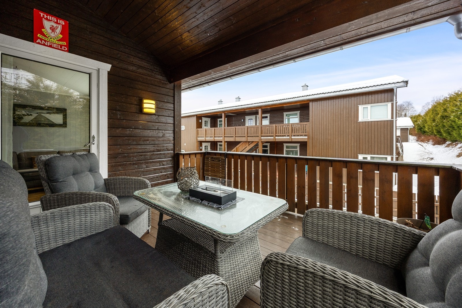 Balkongen er overbygd og har god plass til utegruppe og grill. Galleribilde