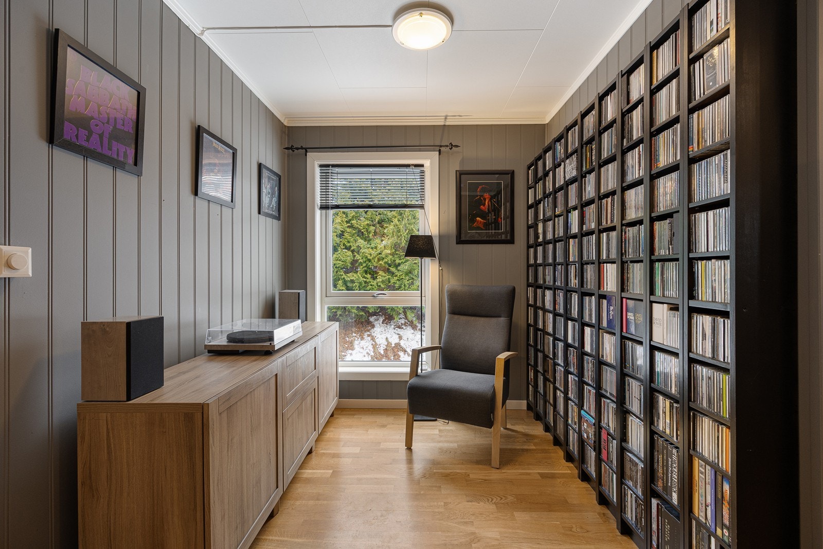 Gangen er vinkelformet. Galleribilde