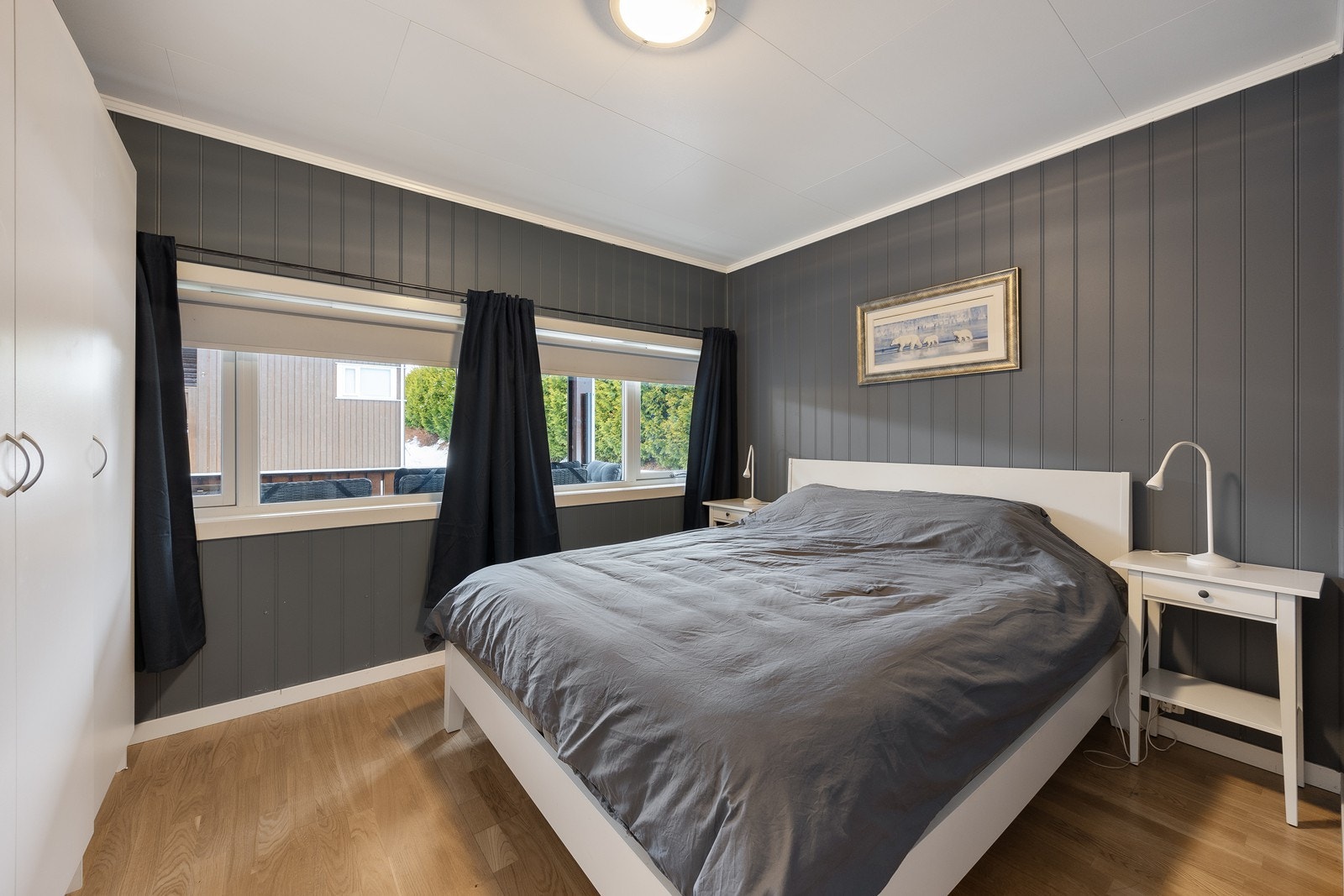 Leiligheten har to pene soverom - hvorav hovedsoverommet har en bred garderobeløsning med hvite fronter. Galleribilde