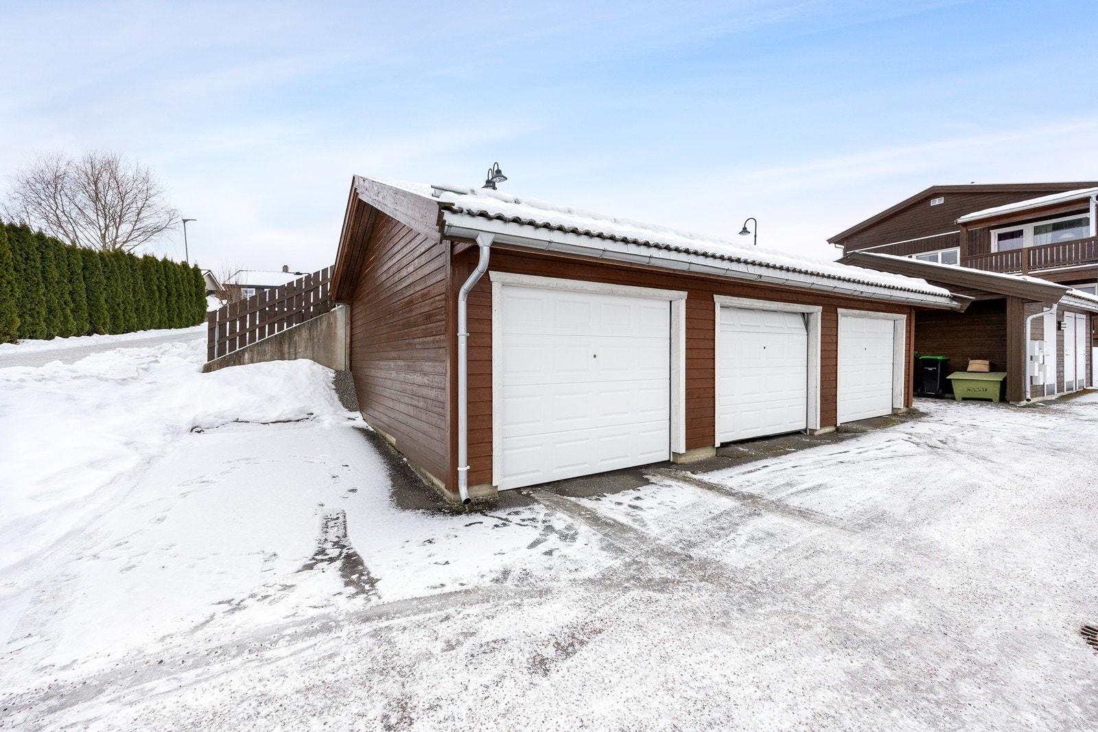 Til leiligheten medfølger parkering i garasje i felles rekke. Garasjen har motorisert leddport. Galleribilde