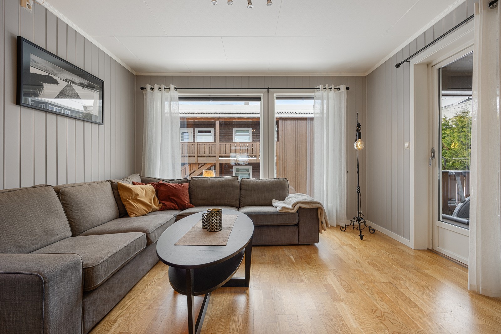 Fra stuesonen er det utgang til den overbygde balkongen. Galleribilde