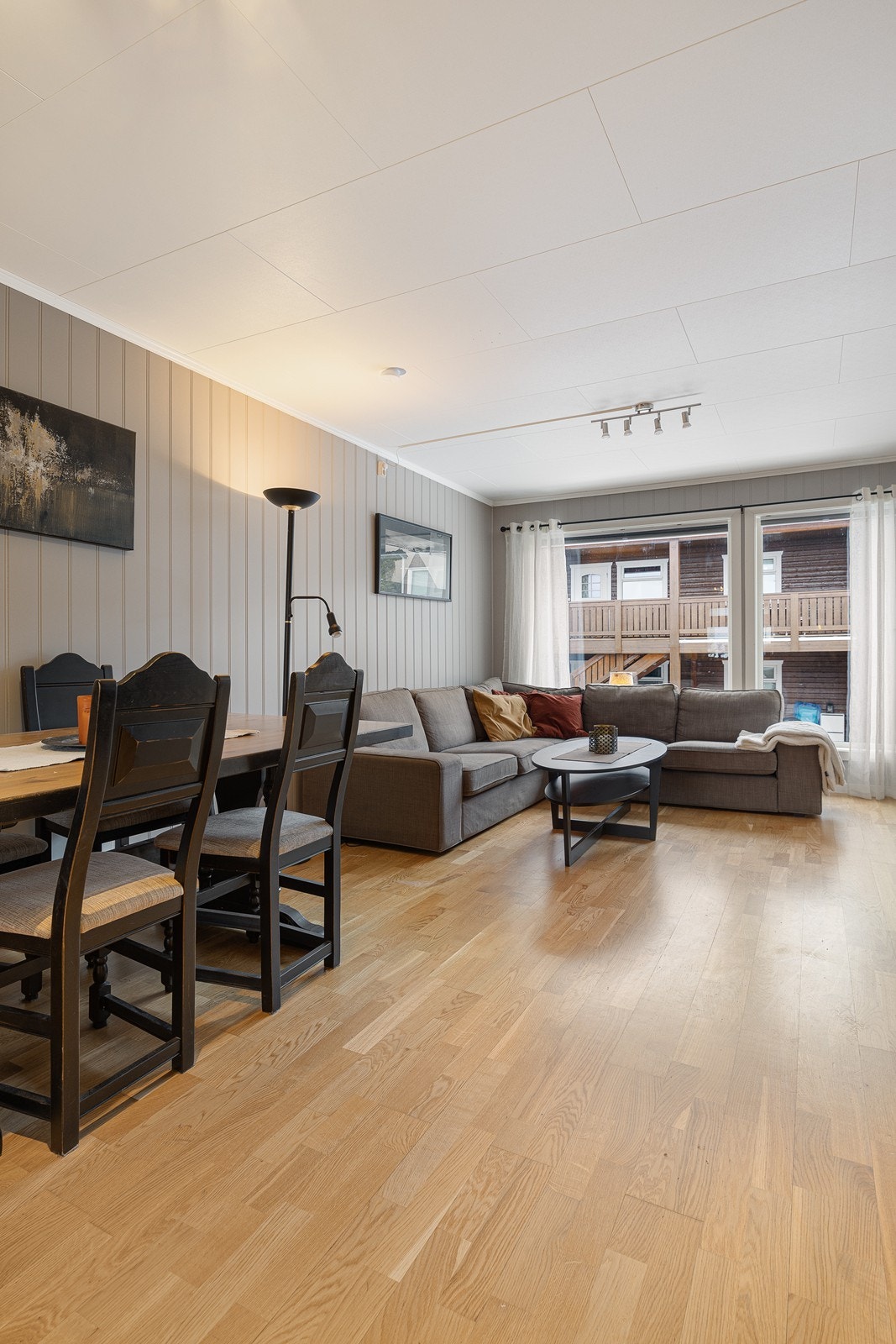 Store vindusflater sørger for rikelig med naturlig lysinnfall. Galleribilde