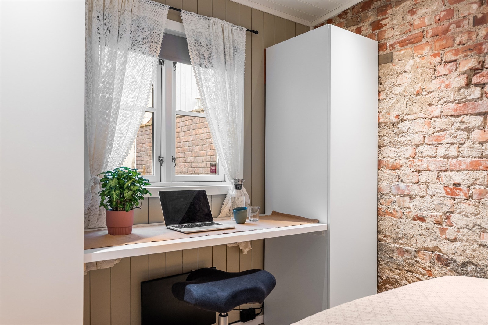 Soverommet ligger tilbaketrukket med plass til skap og kontorpult. Galleribilde