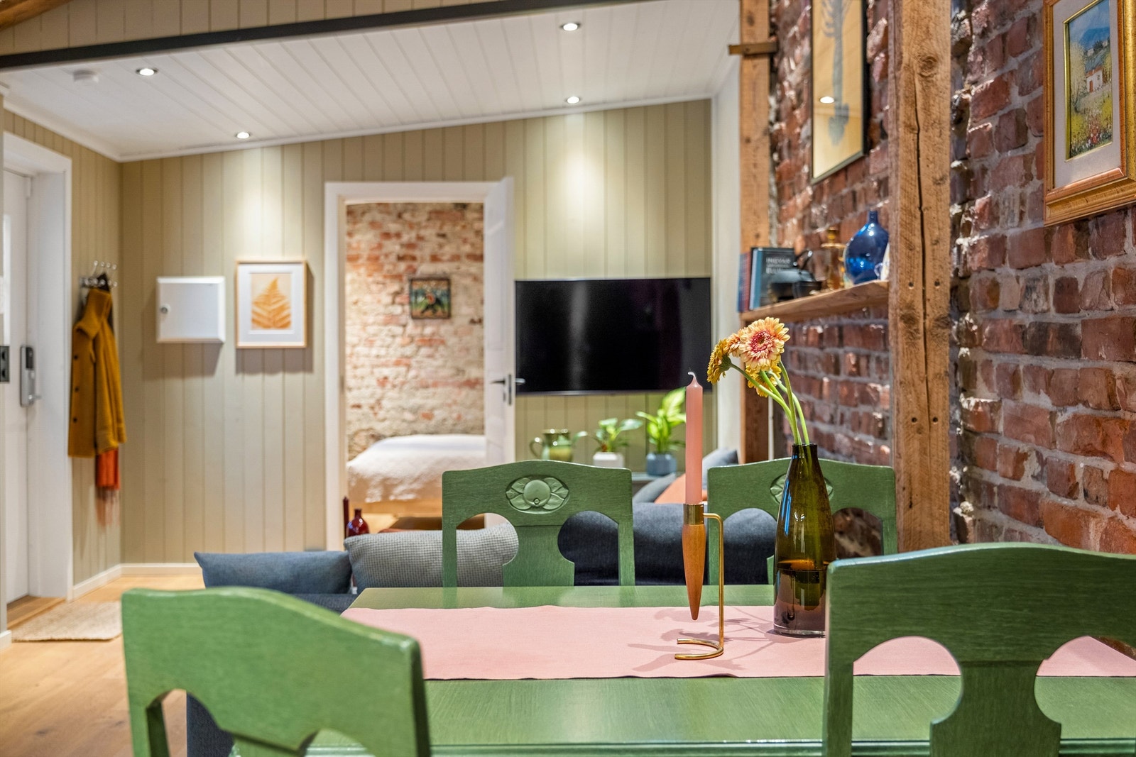 Spotter som lyssetter jevnt og dekorativt er innfelt i både stuen og soverommet. Det elektriske anlegget er fra 2021. Galleribilde