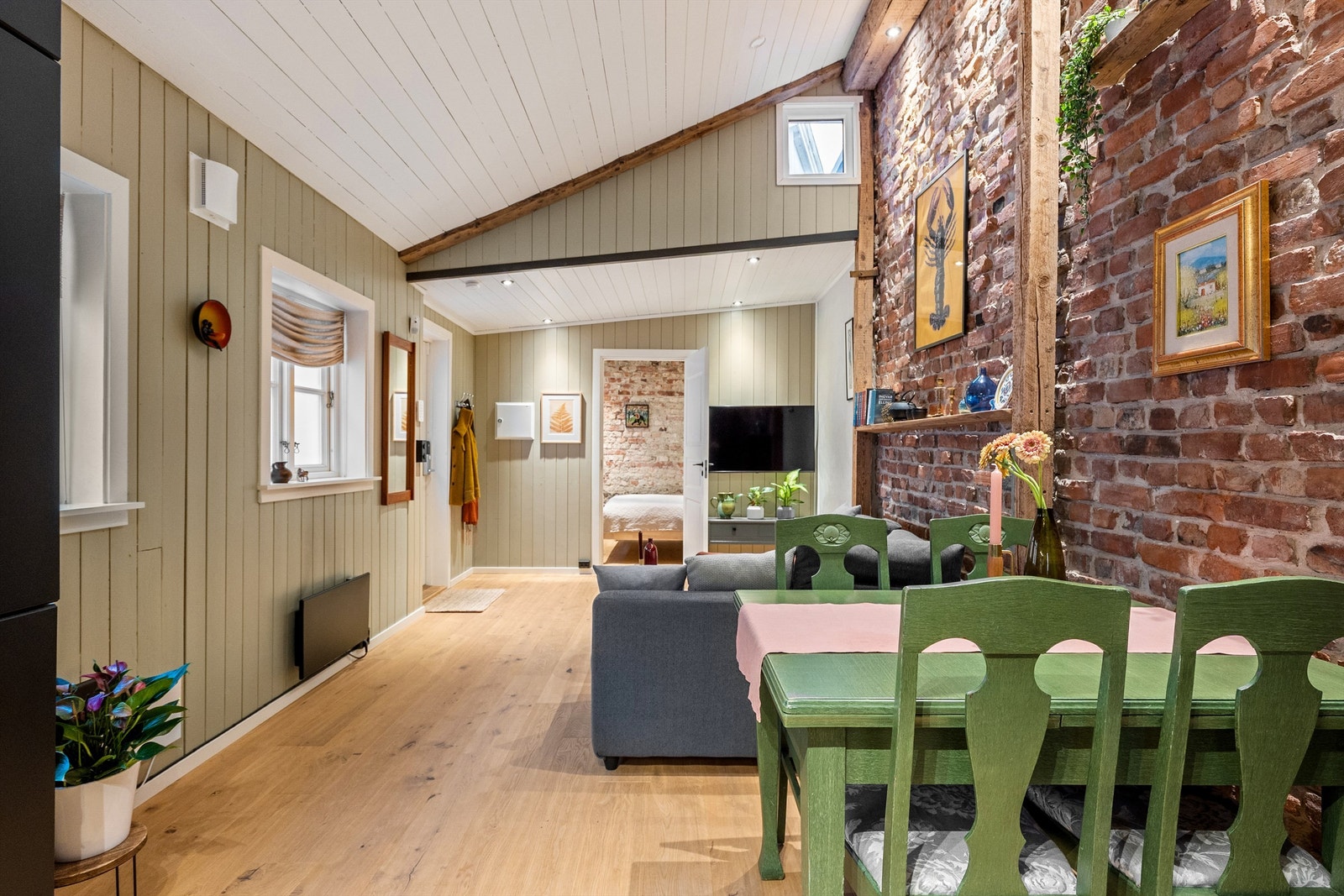 Veggvinduet oppunder den høye himlingen gir naturlig overlys til stuen. Galleribilde