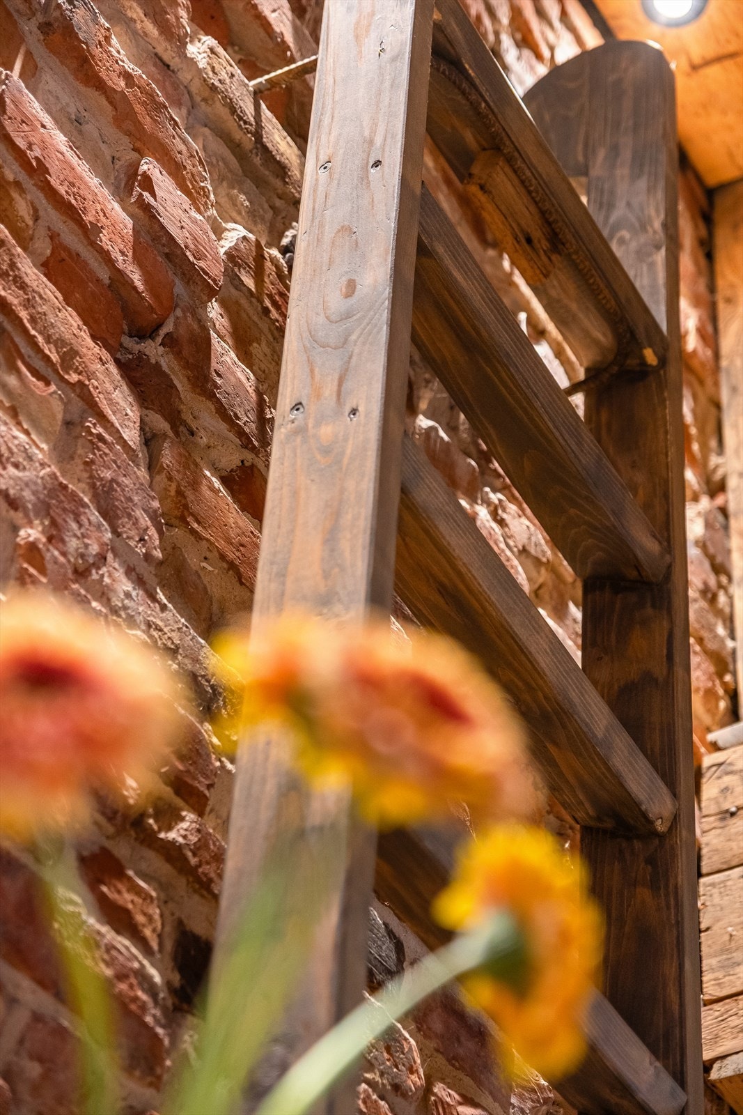 Trestigen til hemsen henges enkelt opp på teglsteinsveggen når den ikke er i bruk. Galleribilde