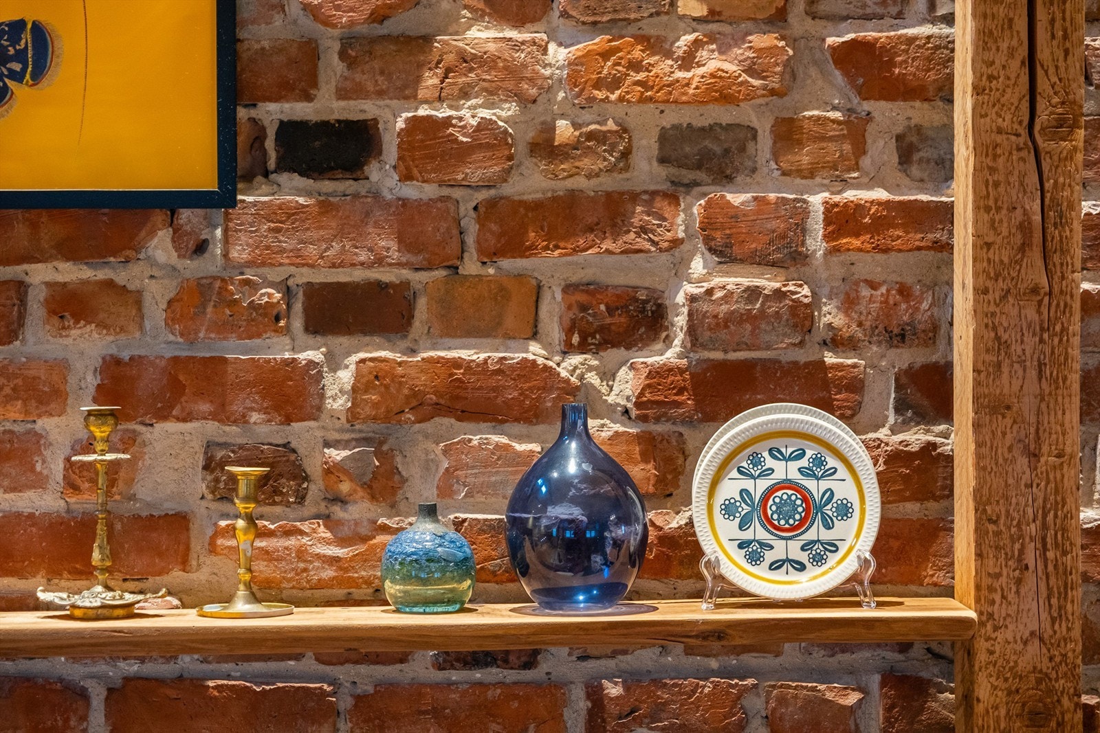 Rustikk teglstein og gamle trebjelker er synliggjort som autentiske og karakterfremmende overflater. Fotograf; Kristoffer Kristiansen. Galleribilde