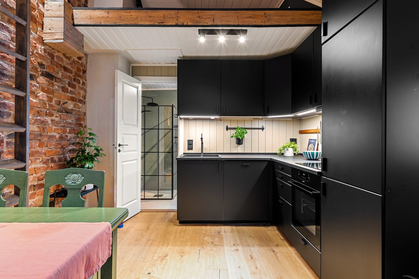 Kjøkkenets stilsikre innredning fra IKEA utgjør en moderne kontrast og er komplett med hvitevarer fra Electrolux, Gorenje og Whirlpool. Galleribilde