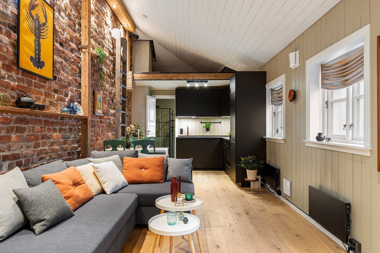 Den høye himlingen bidrar til at både stuen og leiligheten i sin helhet oppleves som større enn det faktiske arealet. Galleribilde