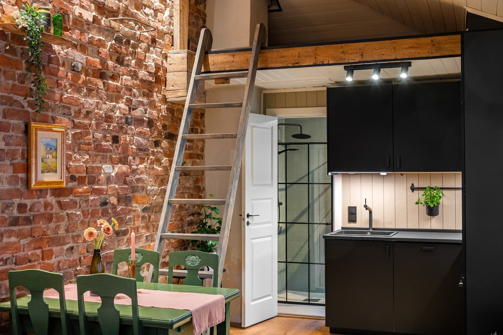 Hemsen over kjøkkenet er velegnet til lagring. Galleribilde