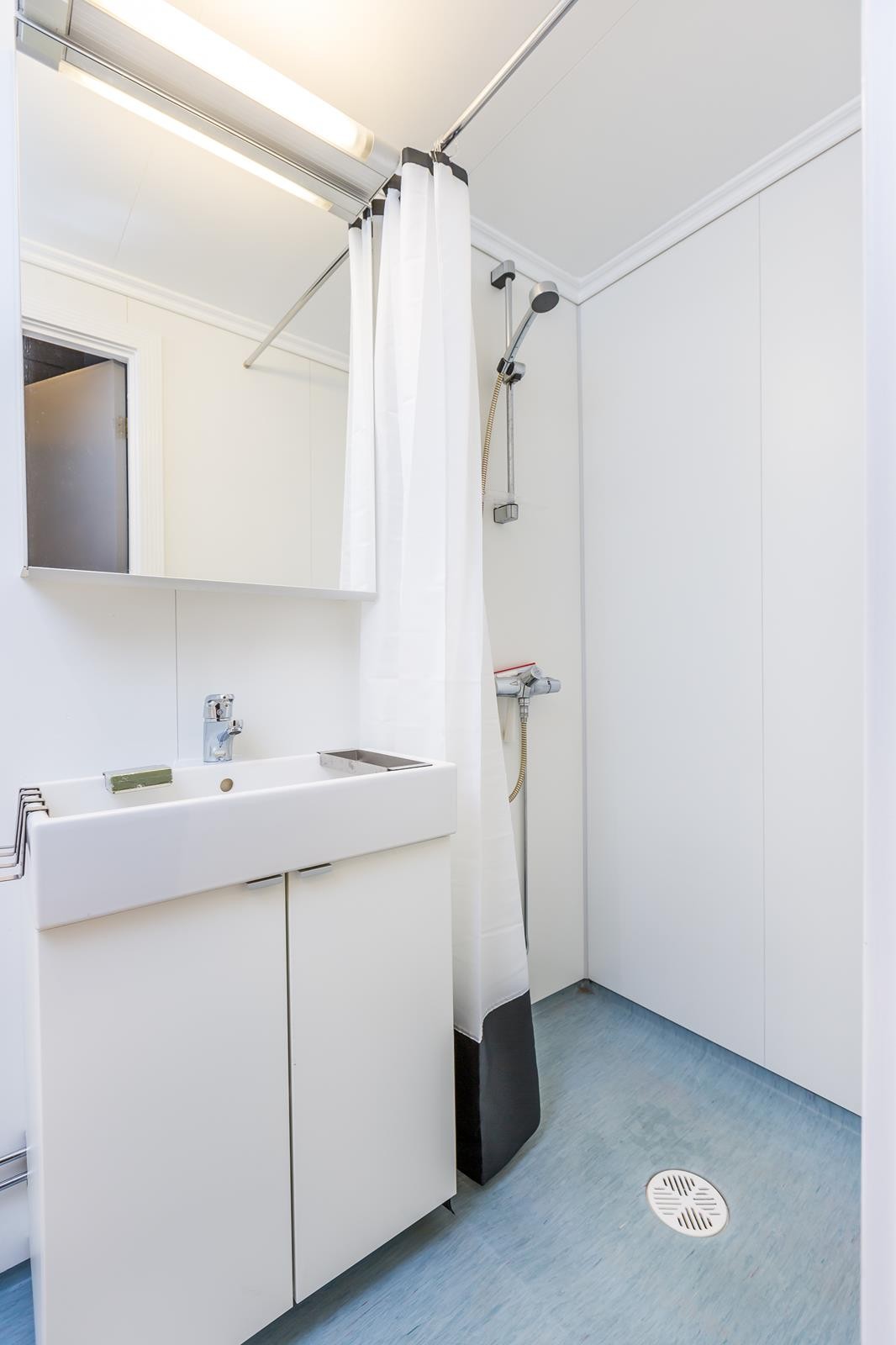 Stor dusj med dusjforheng Galleribilde