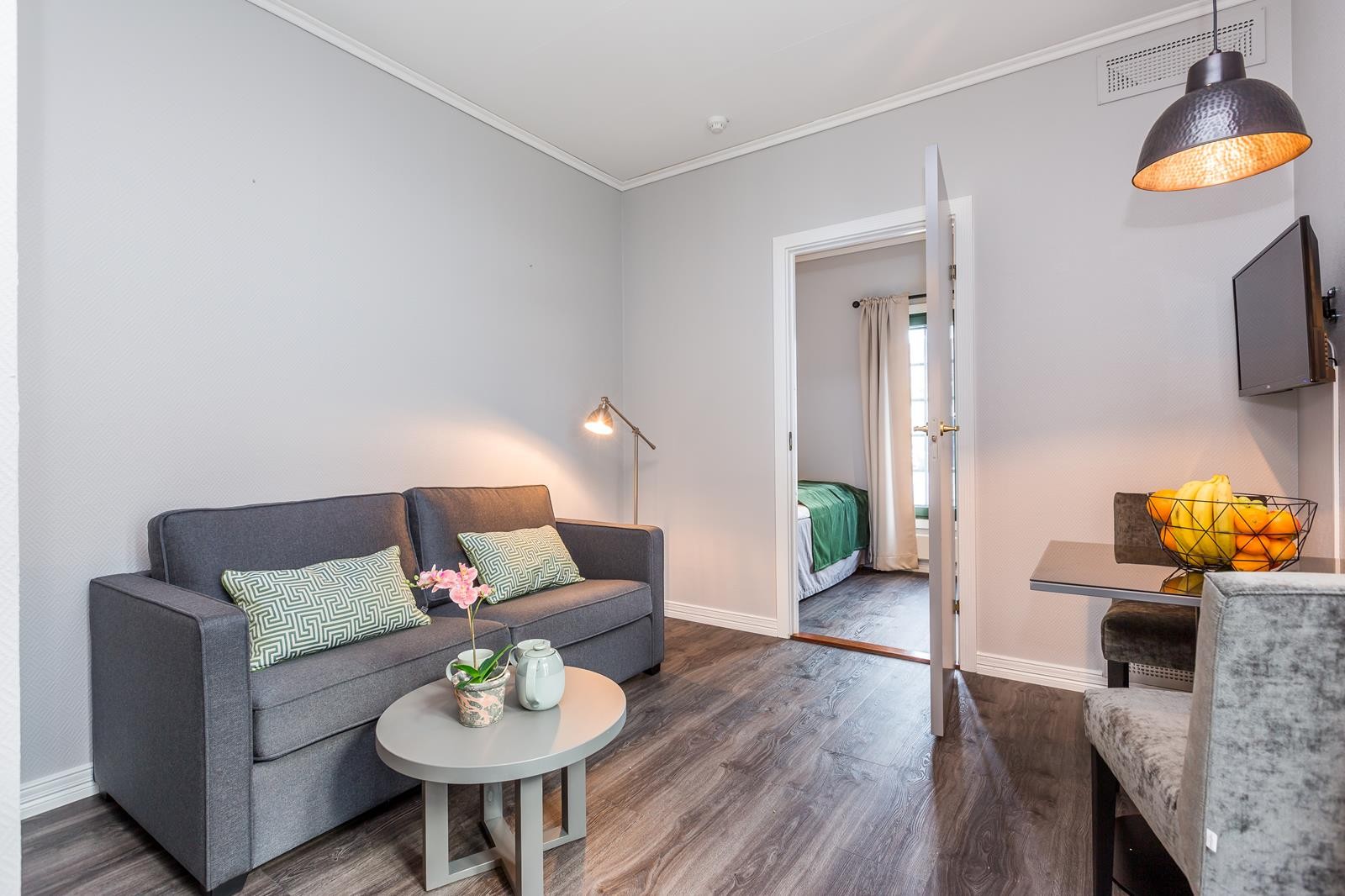 Stue med sofa og spisebord Galleribilde