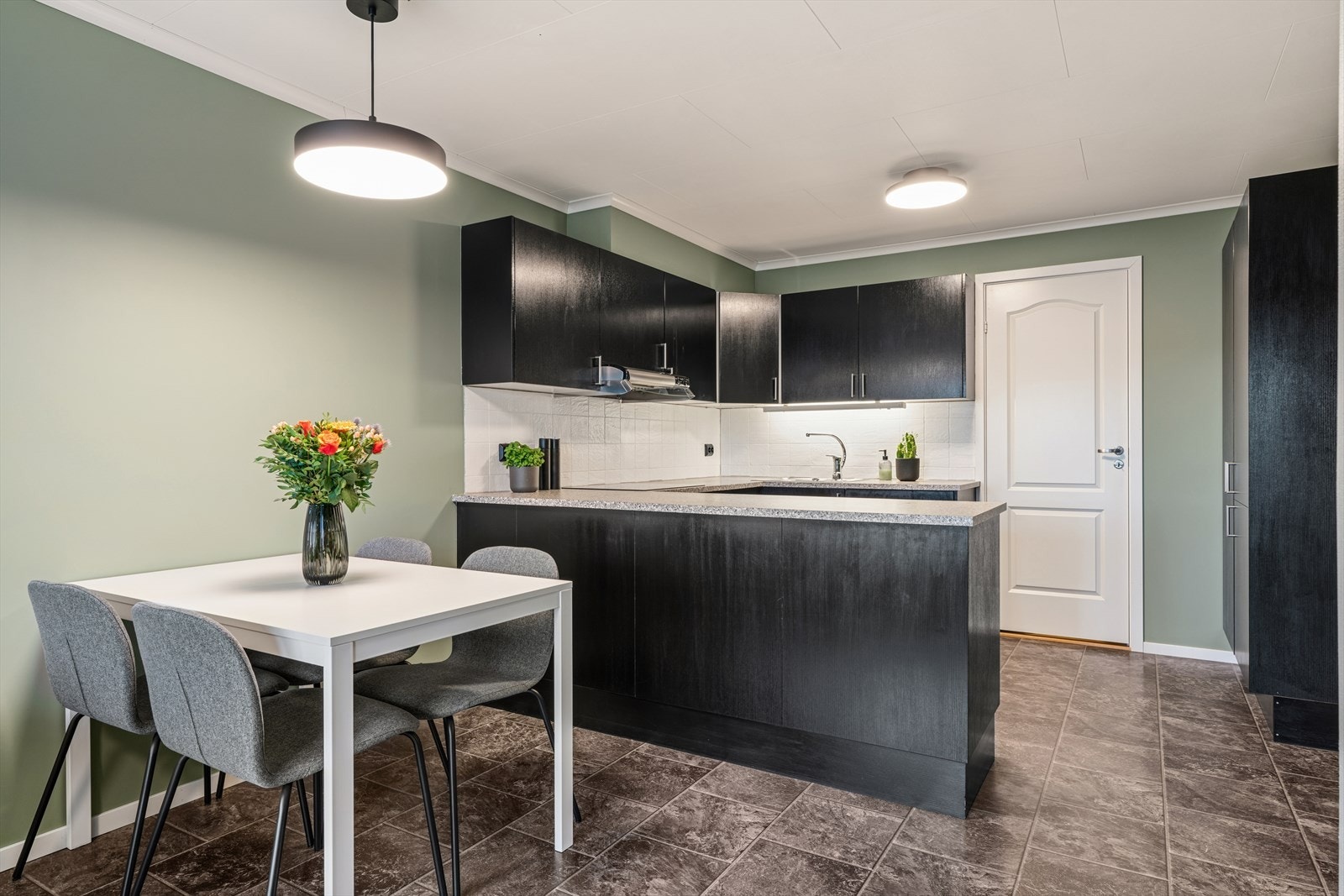 Et trivelig oppholdsrom med åpen og sosial planløsning. Galleribilde