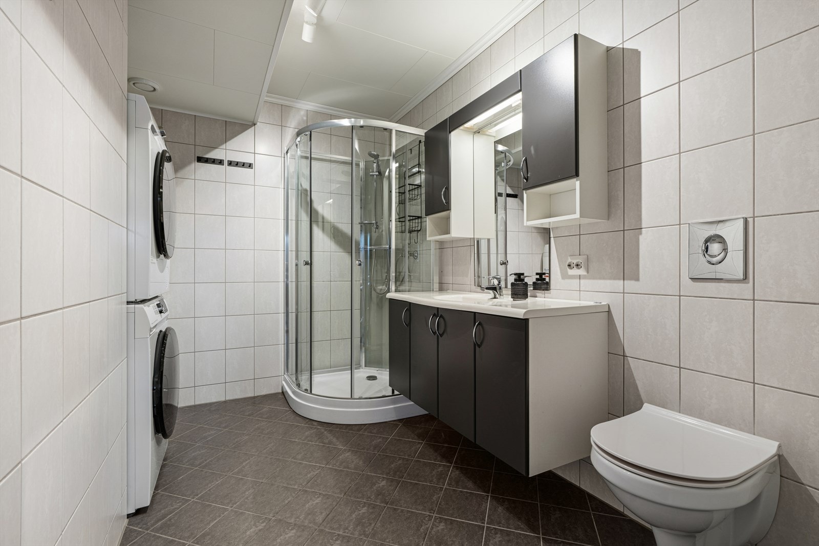 Bad/vaskerom har fliser på gulv og vegger, samt takplater i himlingen. Galleribilde