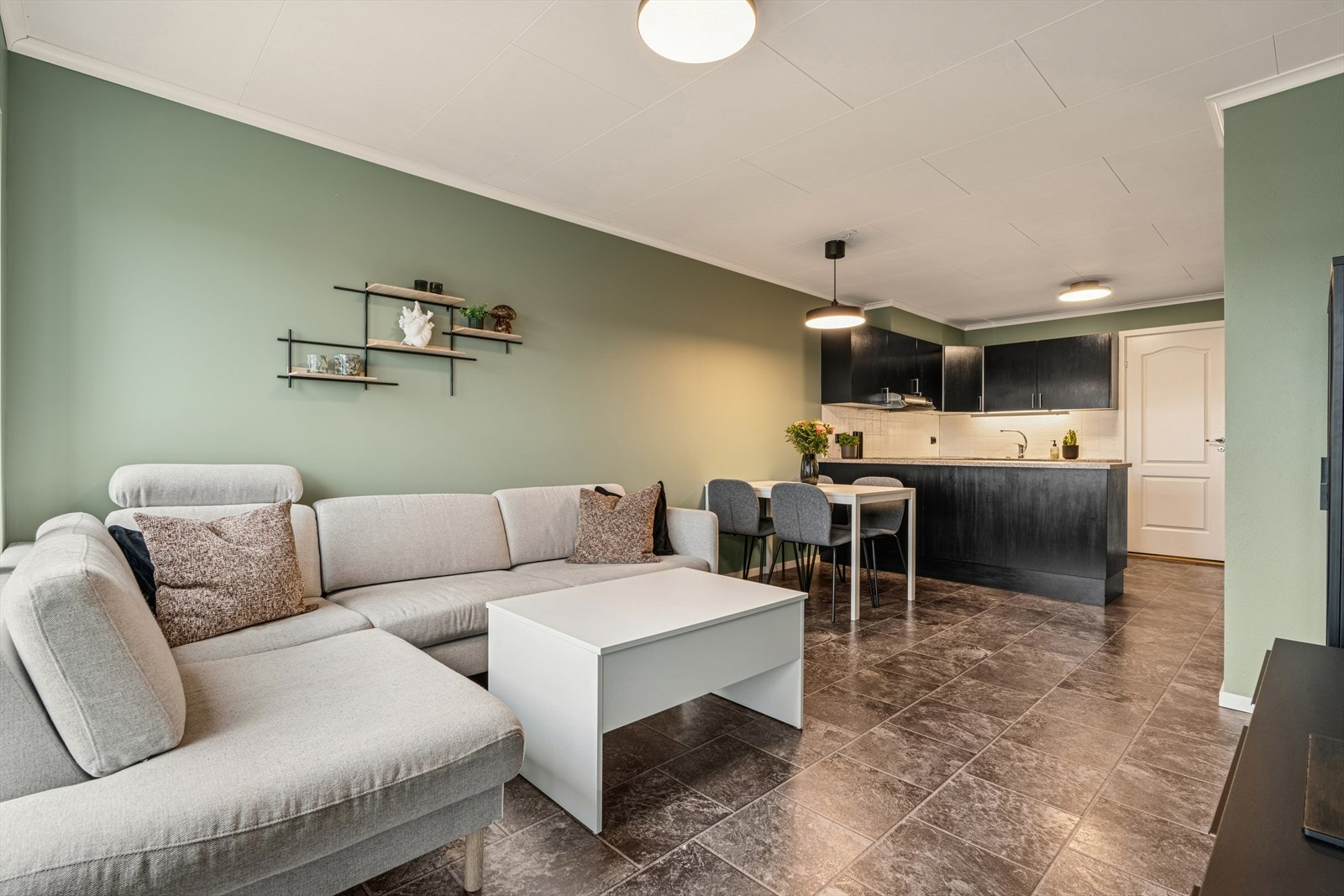 Oppholdsrommet gir plass til å innrede med både sofa med tilhørende møblement og spisegruppe. Galleribilde