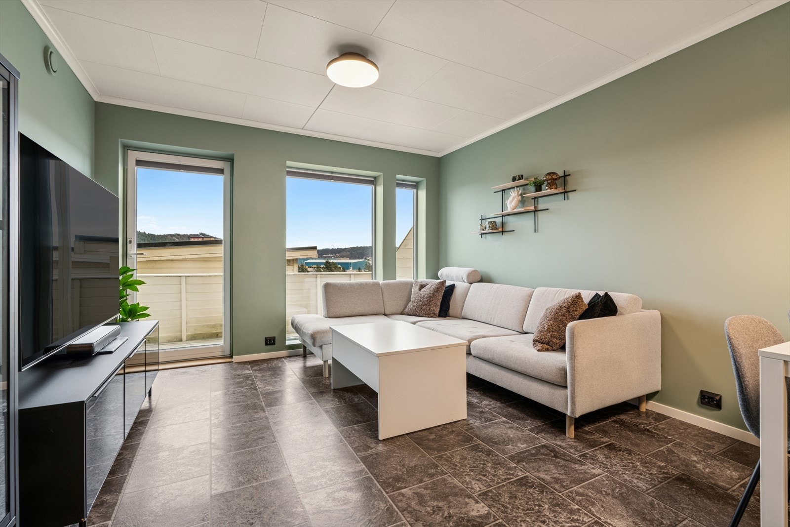 Innvendig har leiligheten en åpen stue- og kjøkkenløsning. Galleribilde