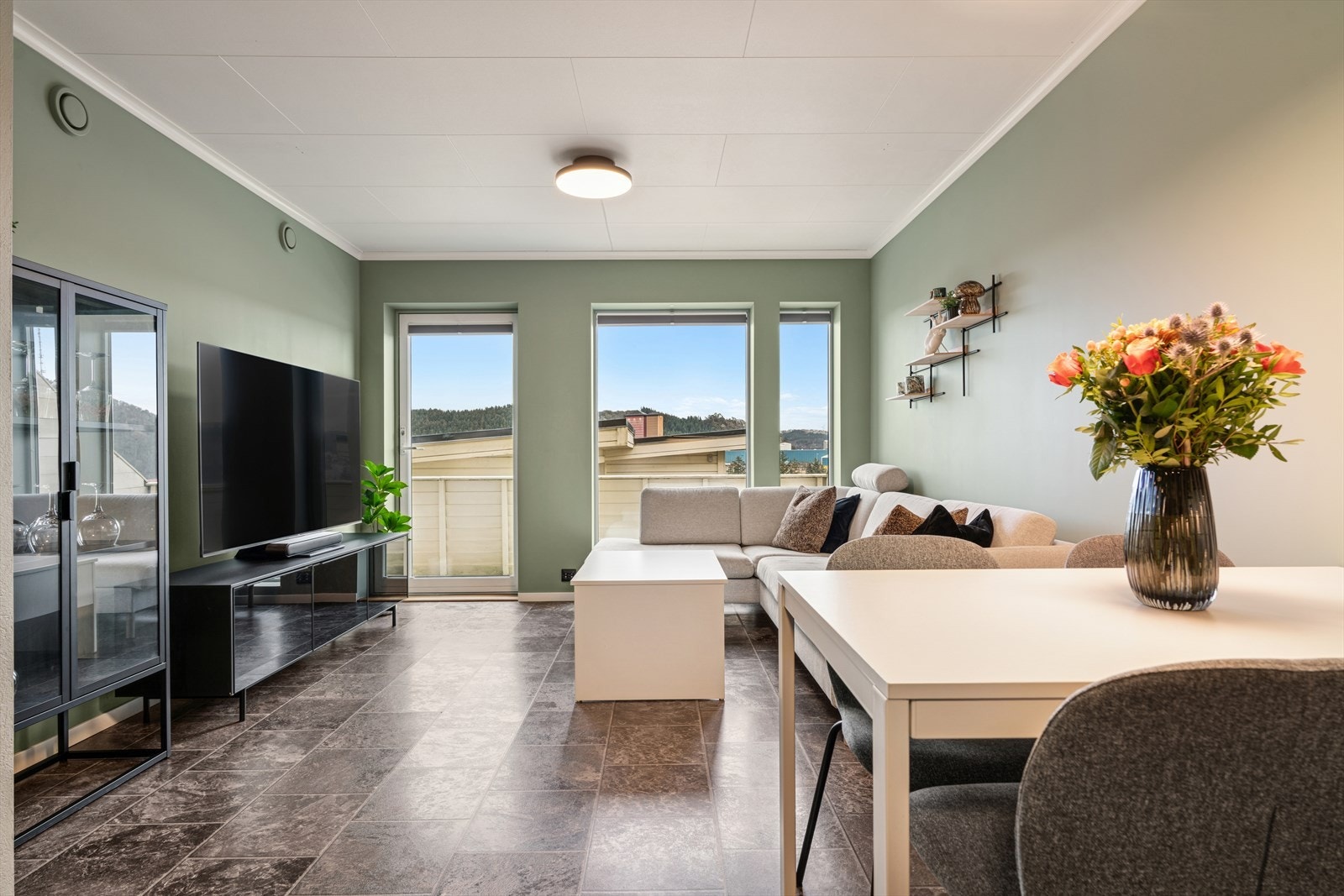 Leiligheten måler 63 kvm og ligger i byggets første etasje. Galleribilde