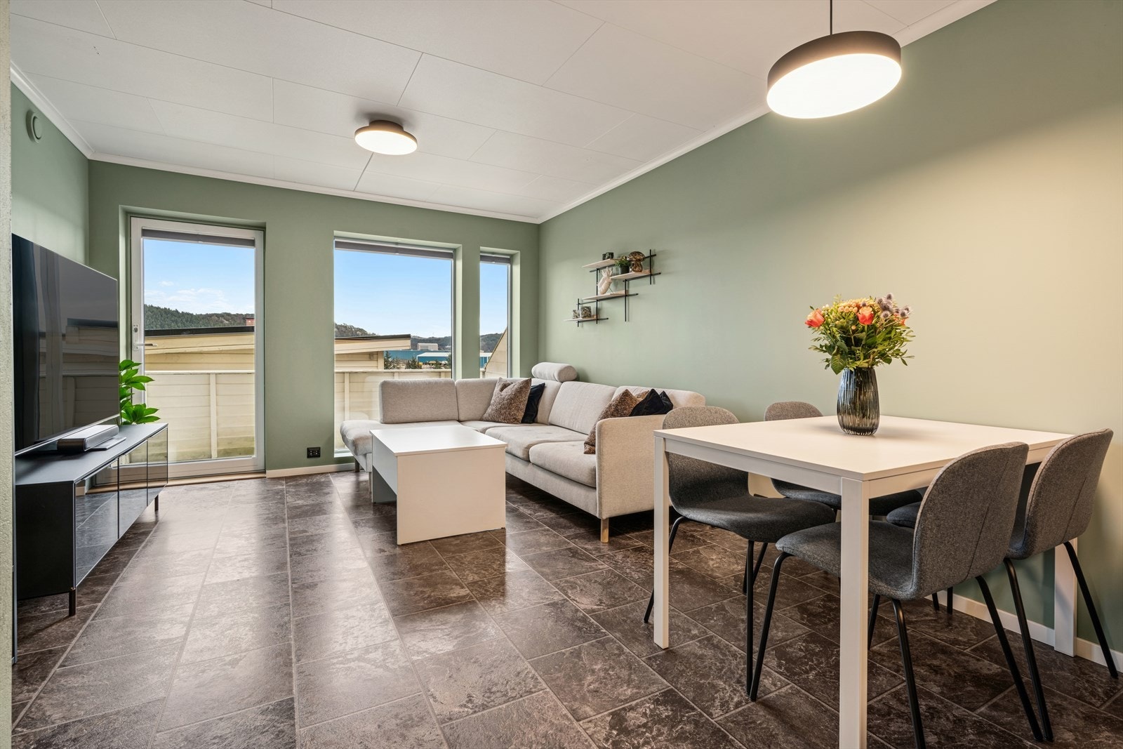 Skøyteveien 54C er en 3-roms eierleilighet fra år 2010. Galleribilde