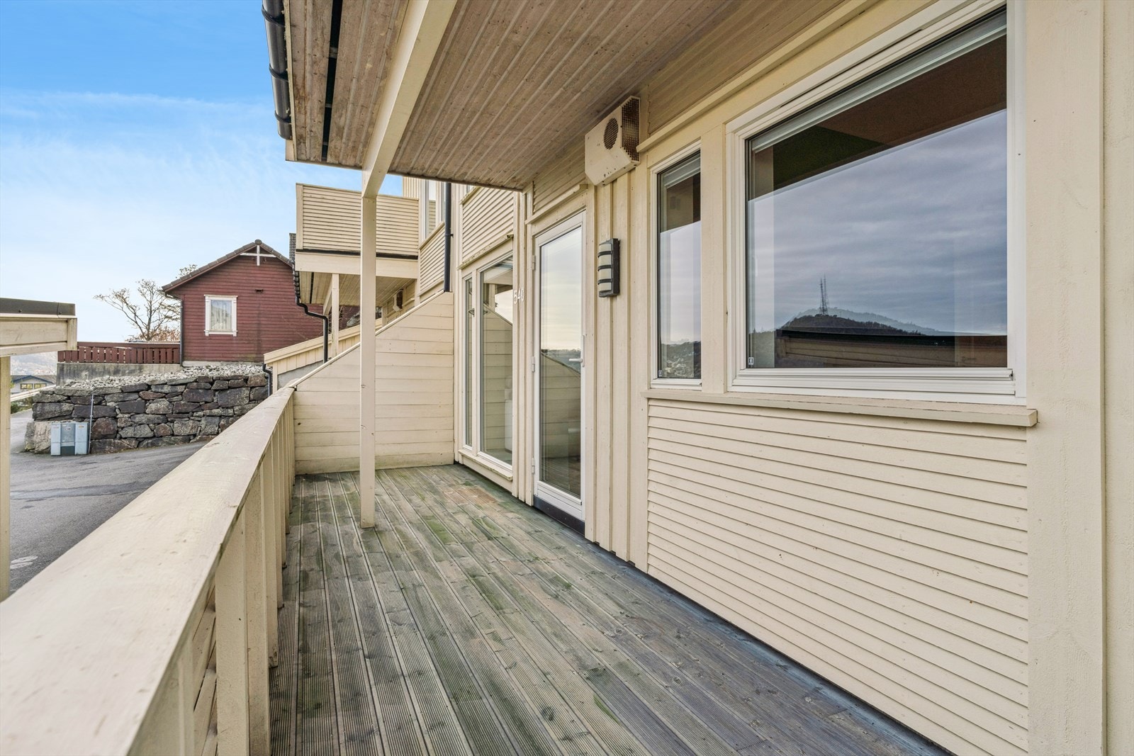 Fra stuen er det dør ut til leilighetens terrasse med plass til utemøblement. Galleribilde