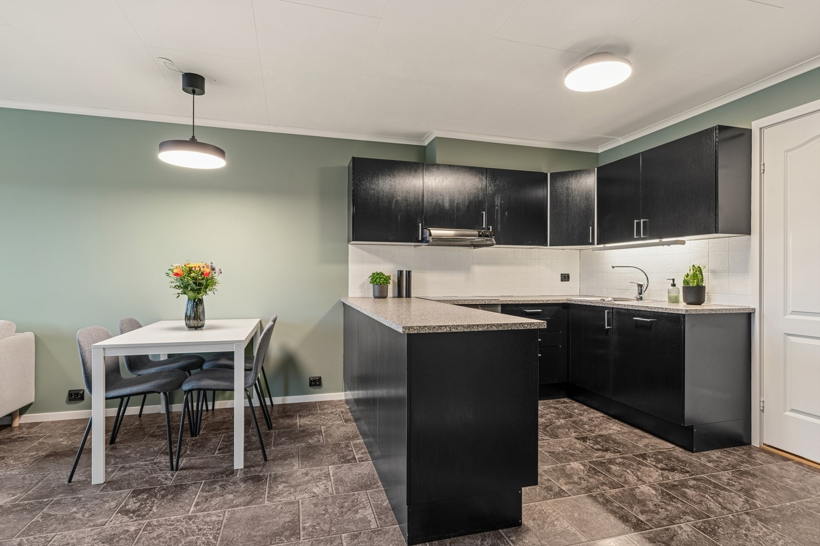 Kjøkkenet har innredning med glatte fronter og laminert benkeplate. Galleribilde