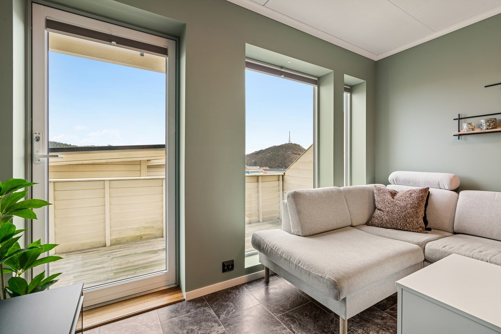 I oppholdsrommet er det malte veggoverflater i fin fargetone. Galleribilde