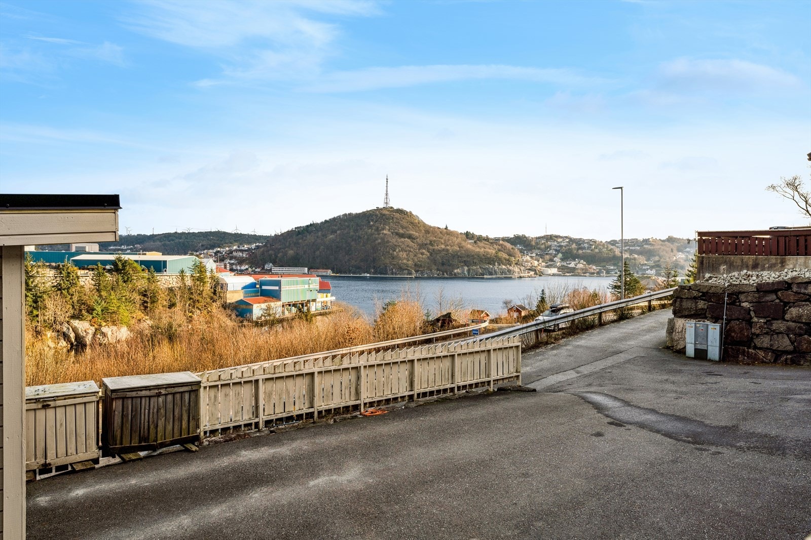 Terrassen gir et glimt av sjøutsikt. Galleribilde