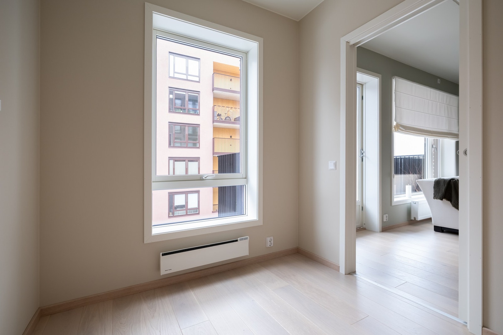 Det andre rommet er fint plassert vegg-i-vegg, og har fin plass til seng og annet møblement. Galleribilde