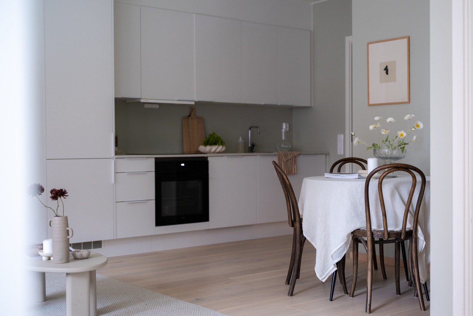 Boligen har et flott Sigdal-kjøkken i lys, glatt utførelse med laminat benkeplate og nedsenket oppvaskkum med ett-greps blandebatteri. Galleribilde