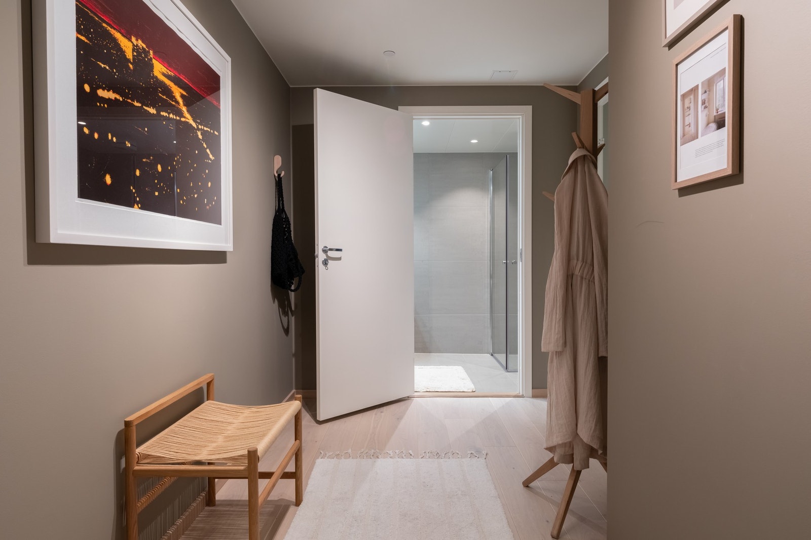 Entréen gir et godt førsteinntrykk av det som videre venter i boligen. Galleribilde