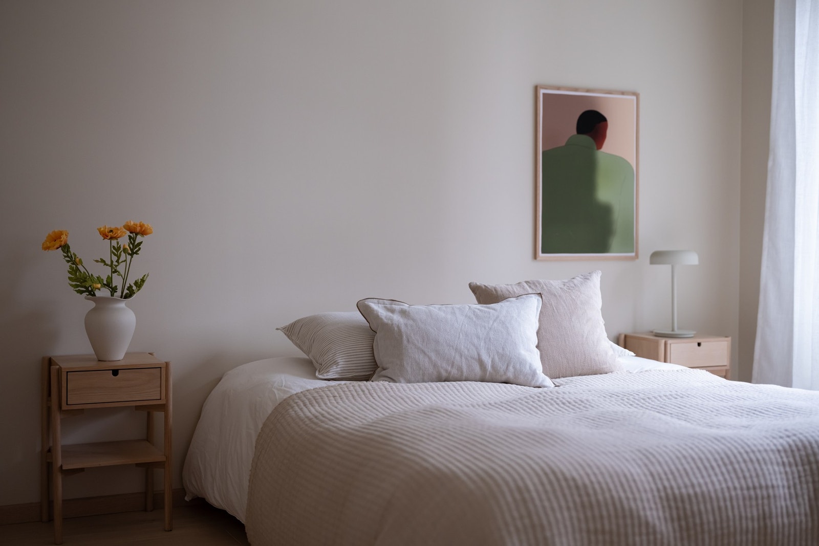 Soverommet har plass til dobbeltseng og tilhørende nattbord. Galleribilde