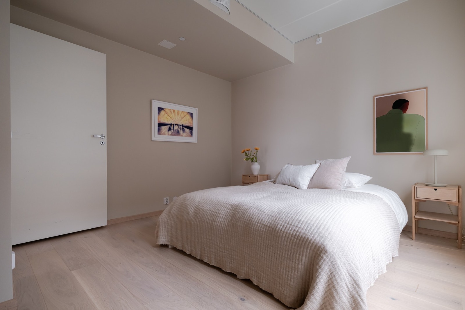 Størrelsen byr også på fin plass for romslig garderobeløsning. Galleribilde