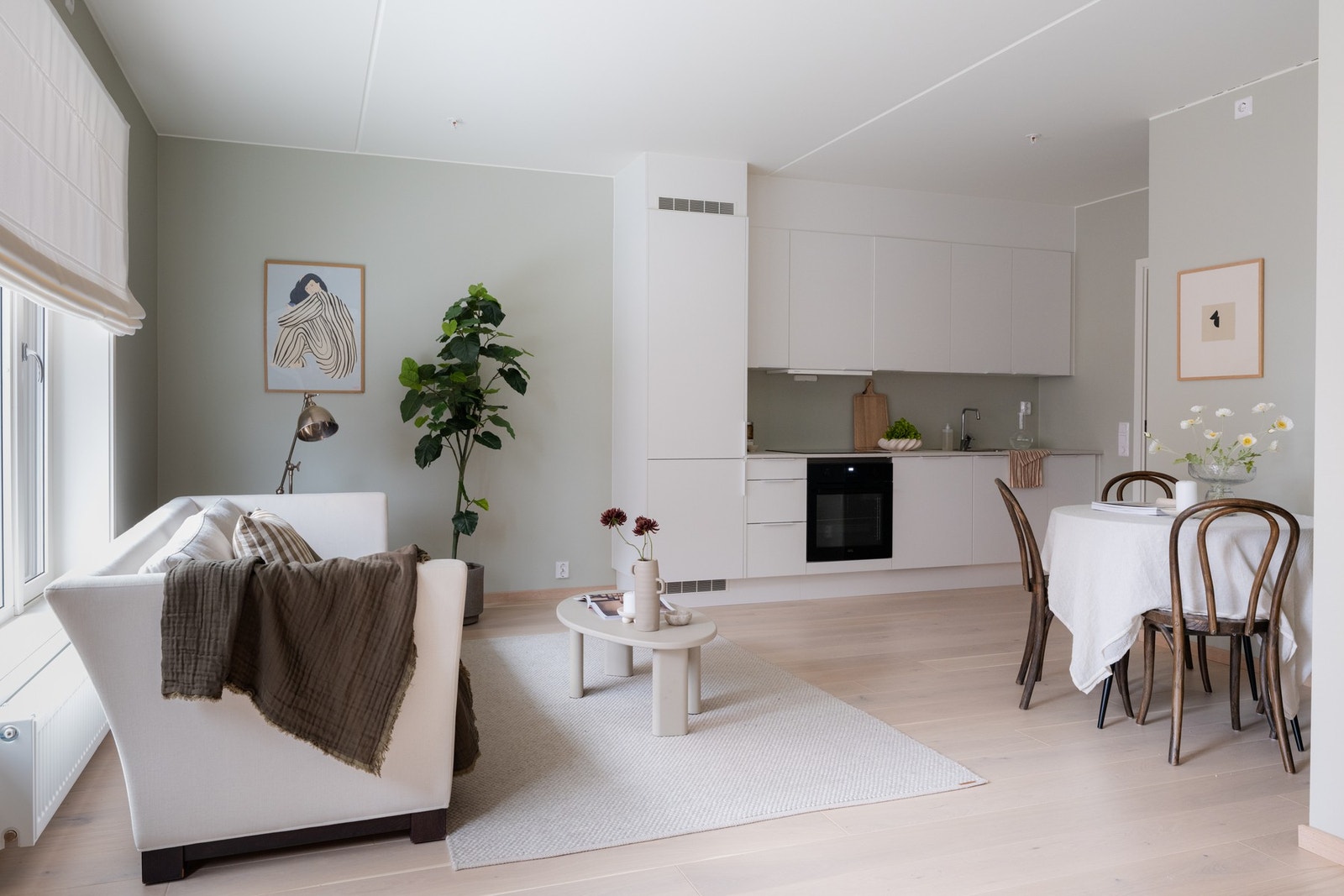 Boligens oppholdsrom er i en åpen løsning mot kjøkkenet og gir med det et sosialt og luftig allrom. Galleribilde