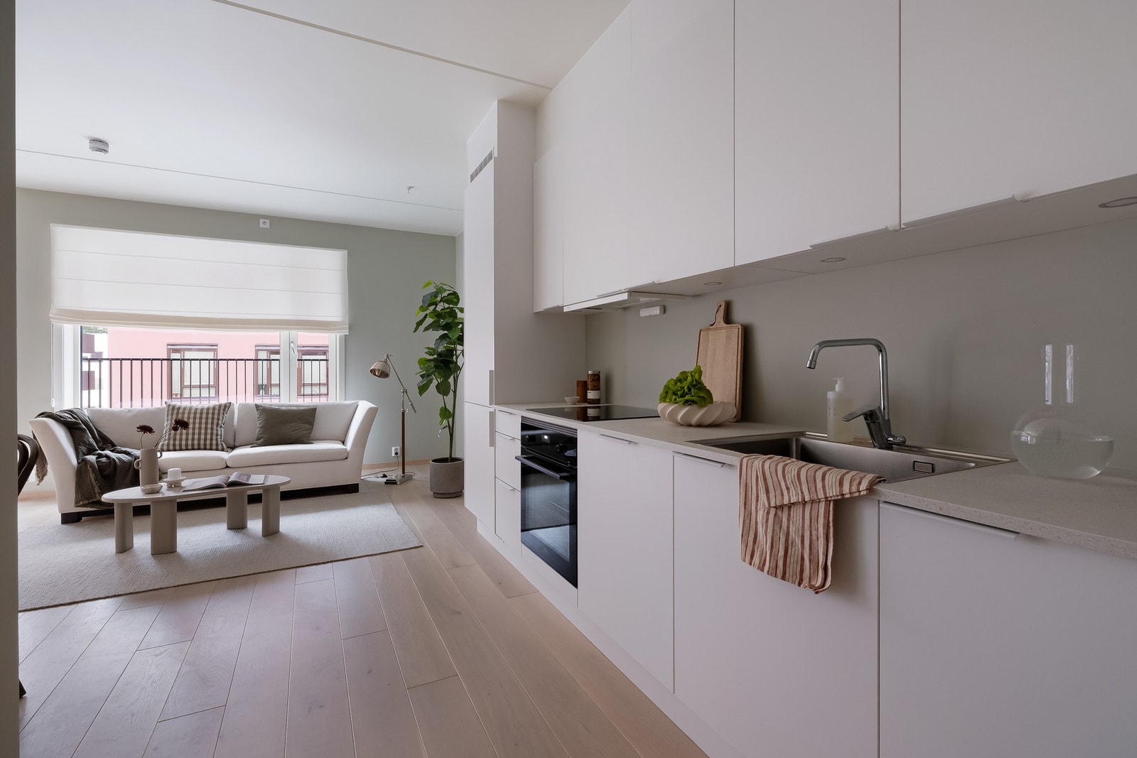 Kjøkkenet er godt utnyttet med mye skap, skuffer og benkeplass. Galleribilde