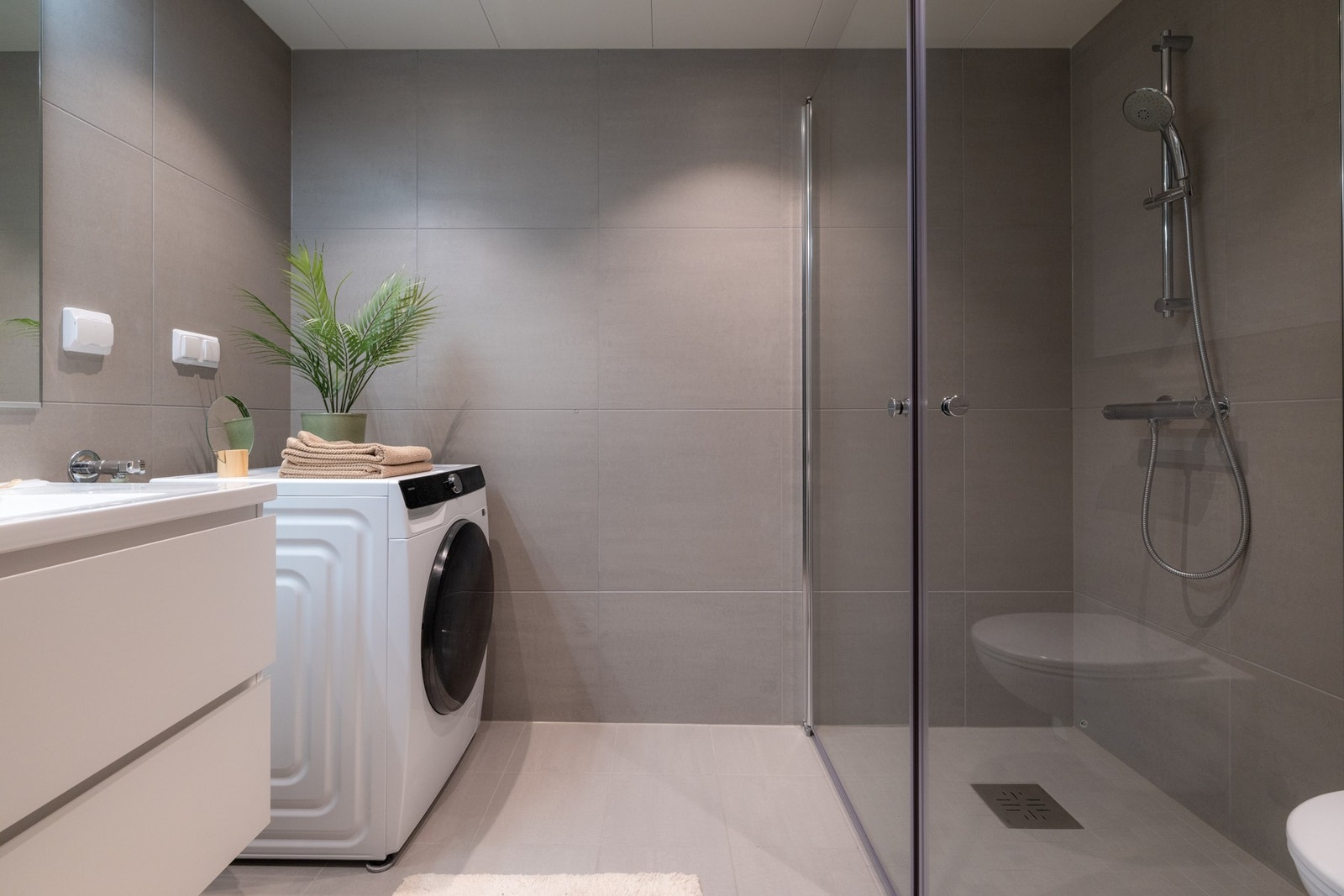 Lekkert, flislagt bad med varme i gulv og downlights i himling. Galleribilde