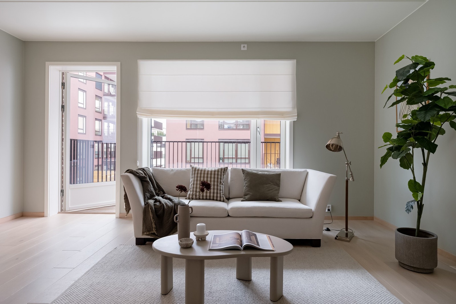 Leiligheten sto nyoppført i 2024 og kan skilte med kvaliteter som utbyggergaranti, moderne fargepaletter og 1-stavs parkett. Galleribilde