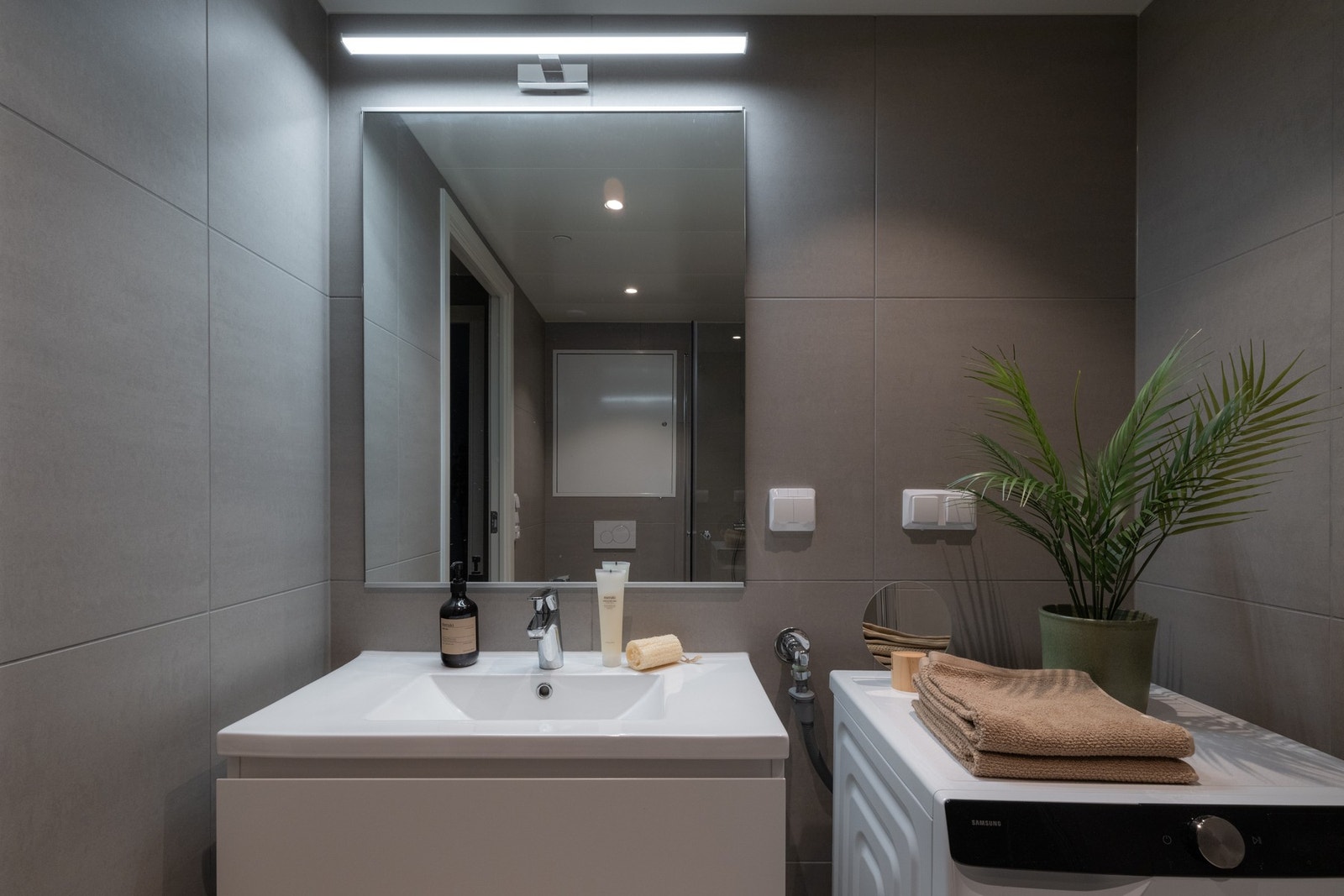 Innredningen består av servant på underskuffer, speil med lys overbelysning og stikkontakt. Galleribilde