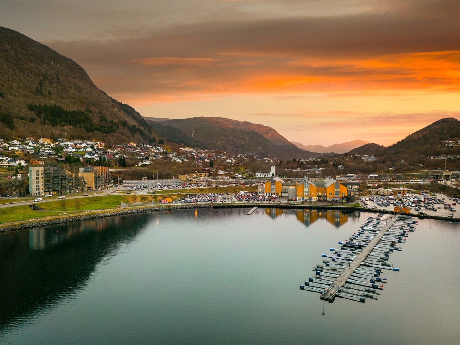 Fra Arna stasjon er det enkelt å ta tog til Bergen sentrum på bare 8 minutter. Galleribilde