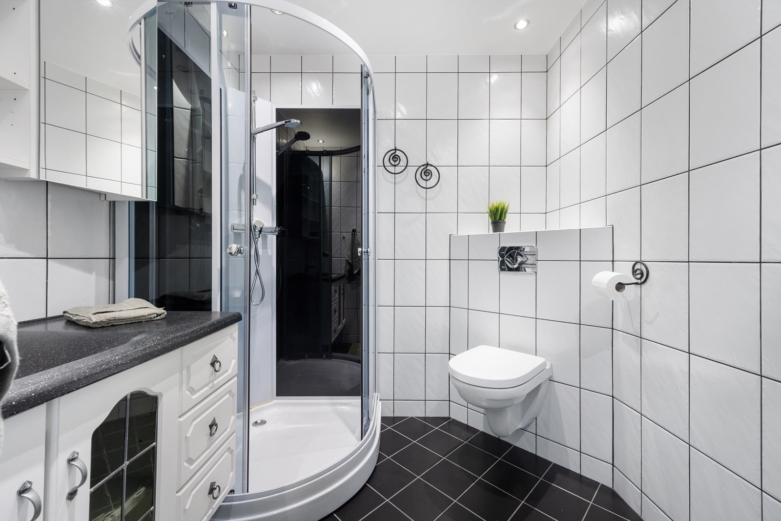 Helfliset bad med varmekabler i gulv. Galleribilde