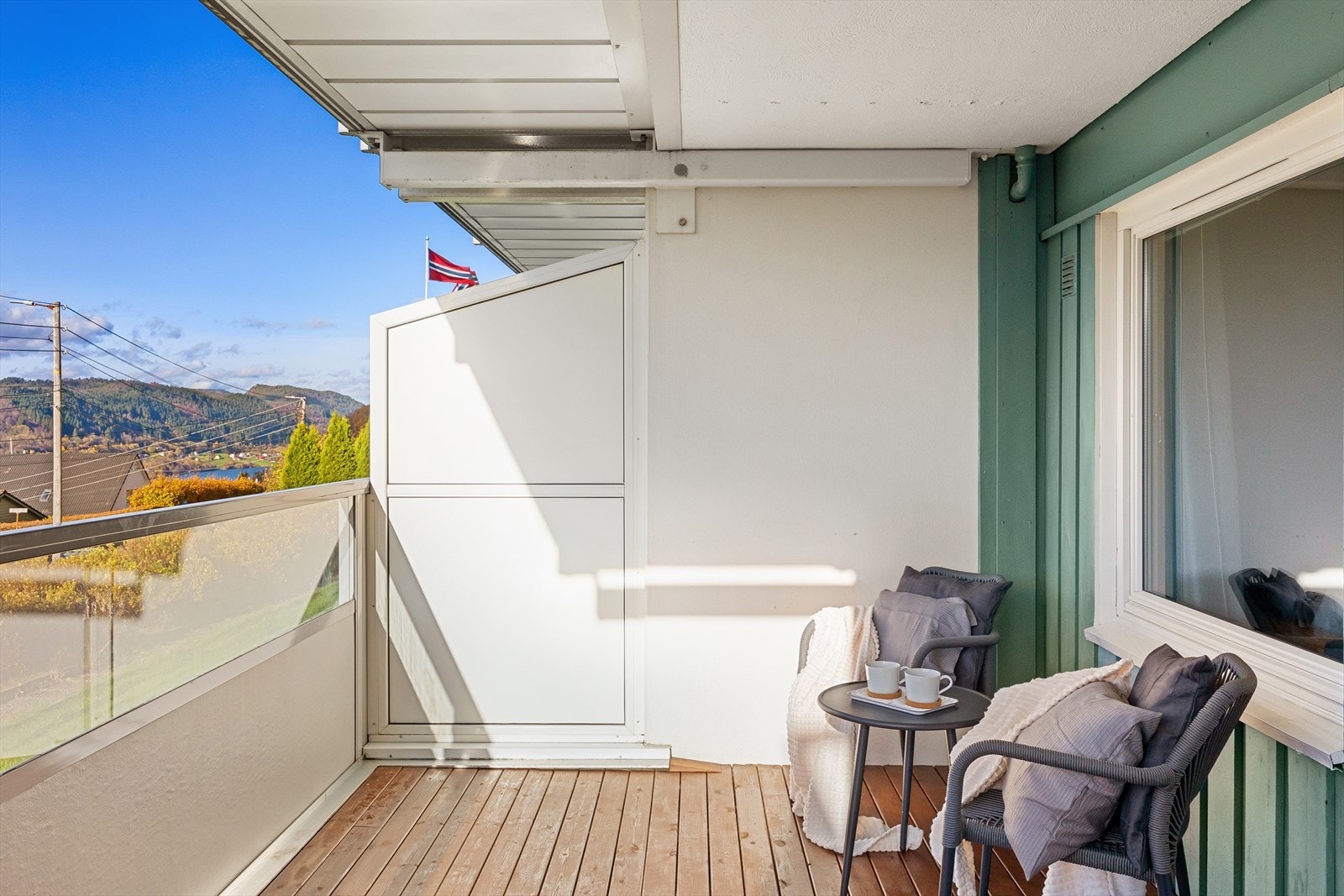 Balkongen er delvis overbygget og fremstår lun og usjenert. Galleribilde