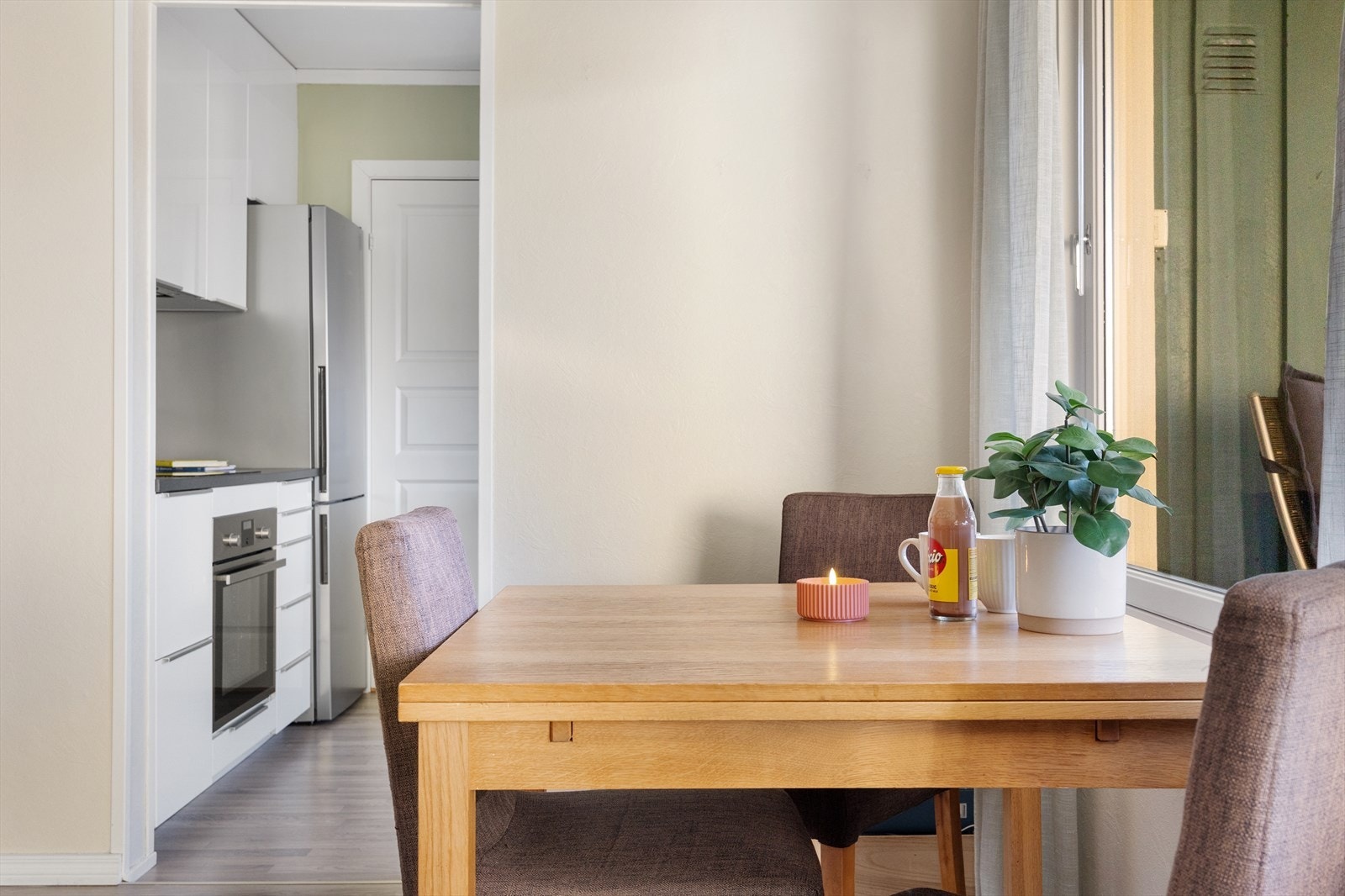 Spisebordet er naturlig plassert ved leilighetens kjøkken. Galleribilde