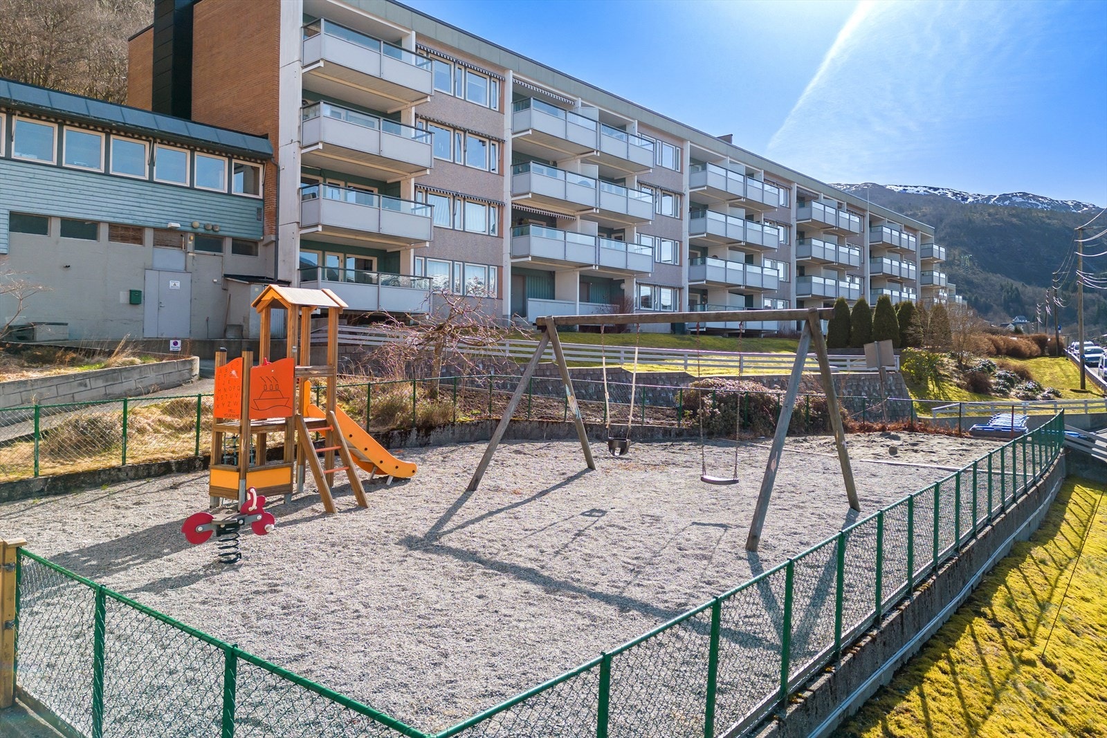 Her er det lekeplass på borettslagets eiendom. Galleribilde