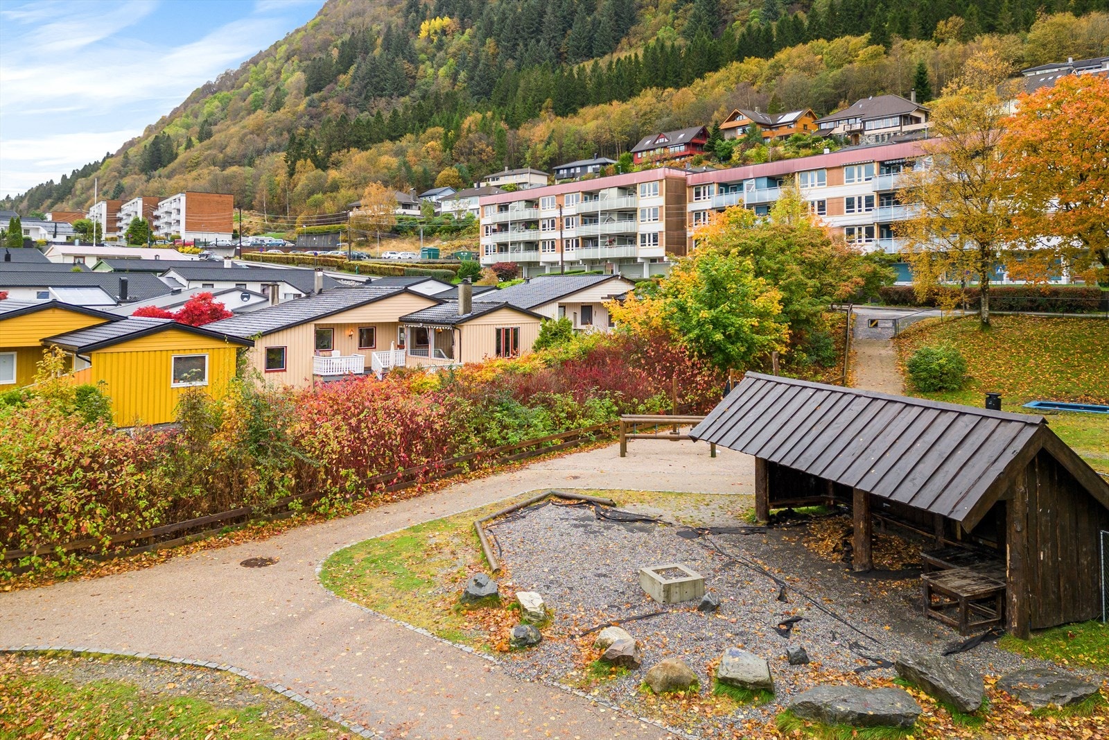 Det er også lekeplass med bålplass o.l. like bortenfor boligen. Galleribilde