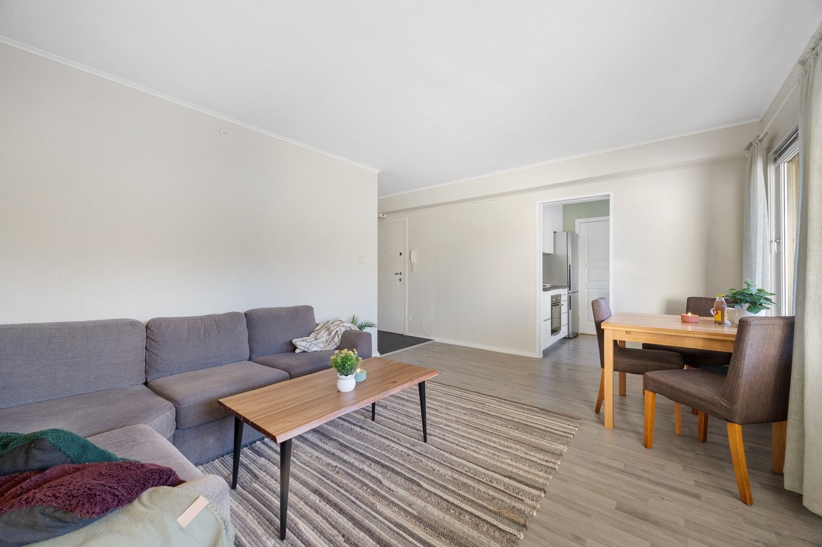 Stuen kan innredes med sofa og enkel spisegruppe. Galleribilde