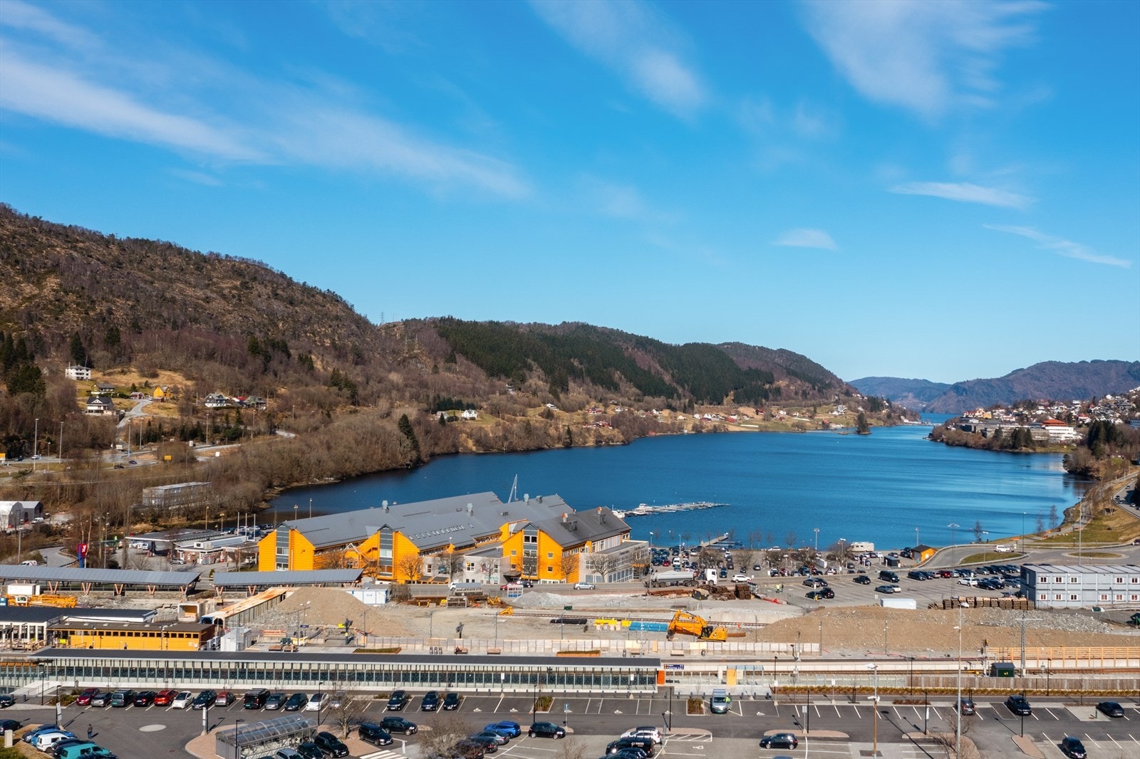 Beliggenheten er svært sentral med gåavstand til Øyrane torg og Arna stasjon. Galleribilde