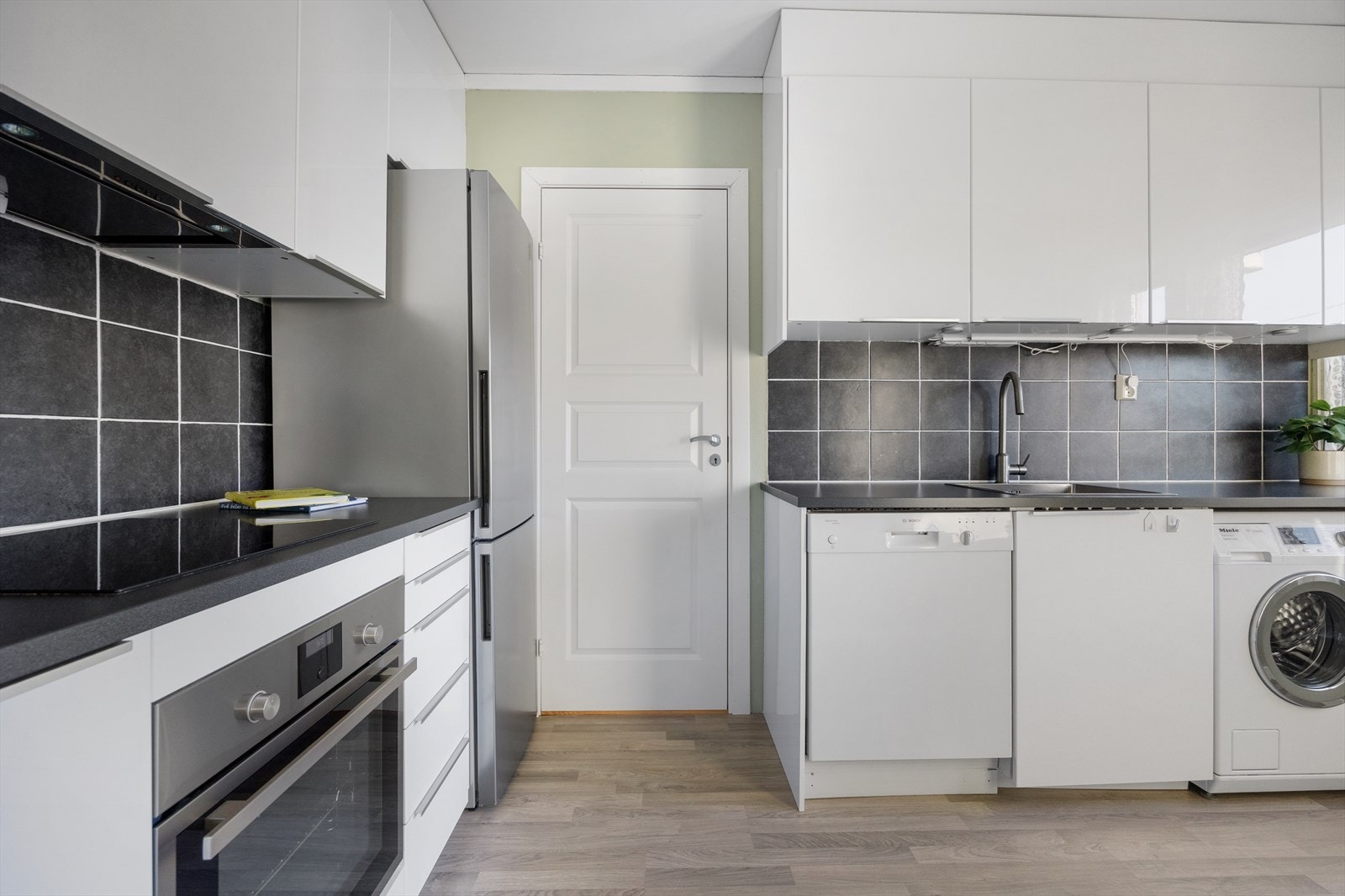 Pent kjøkken i stilren utførelse. Galleribilde